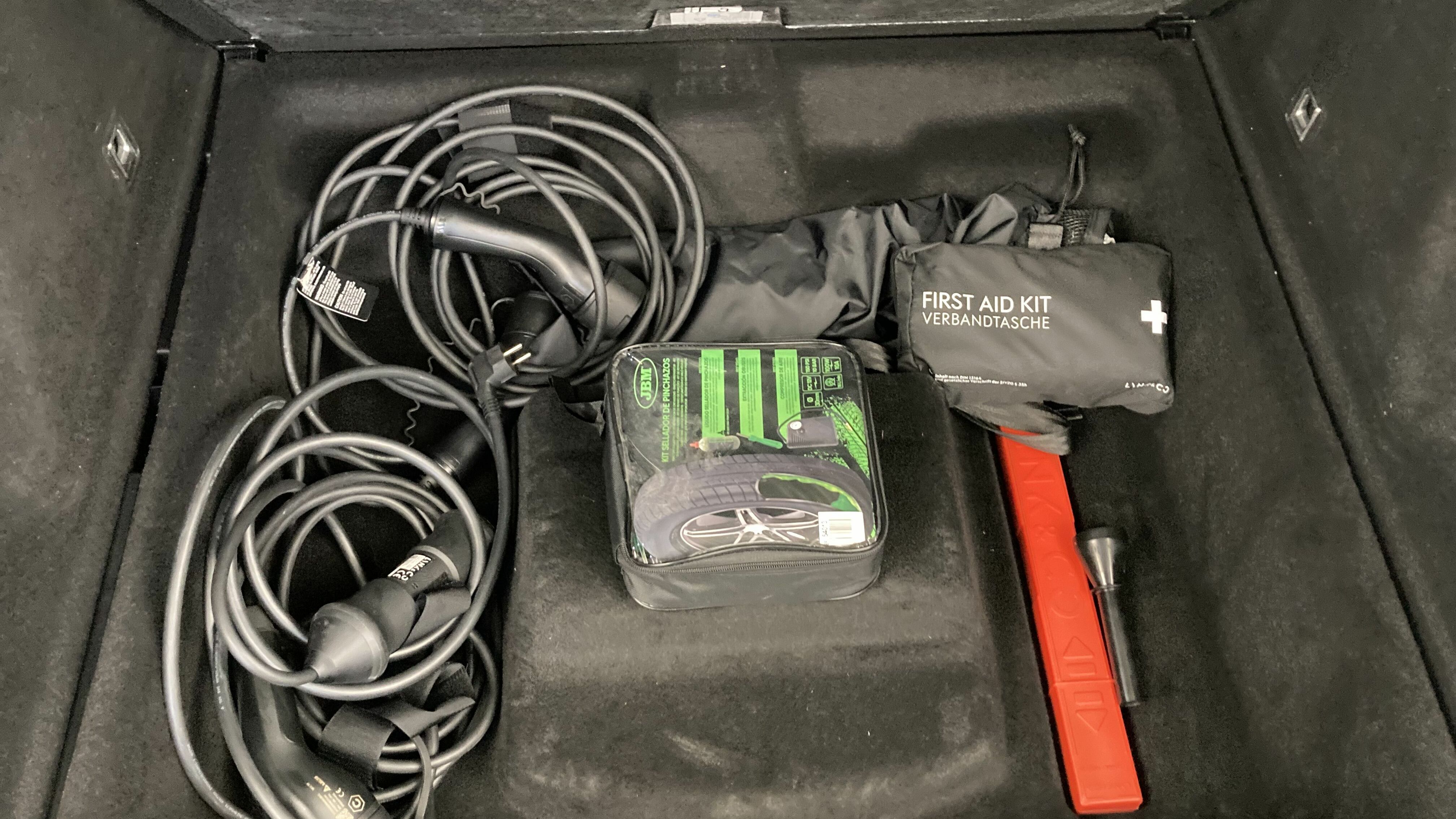 lynk&co 1 nv 1.5 PHEV 261 2022 black 24