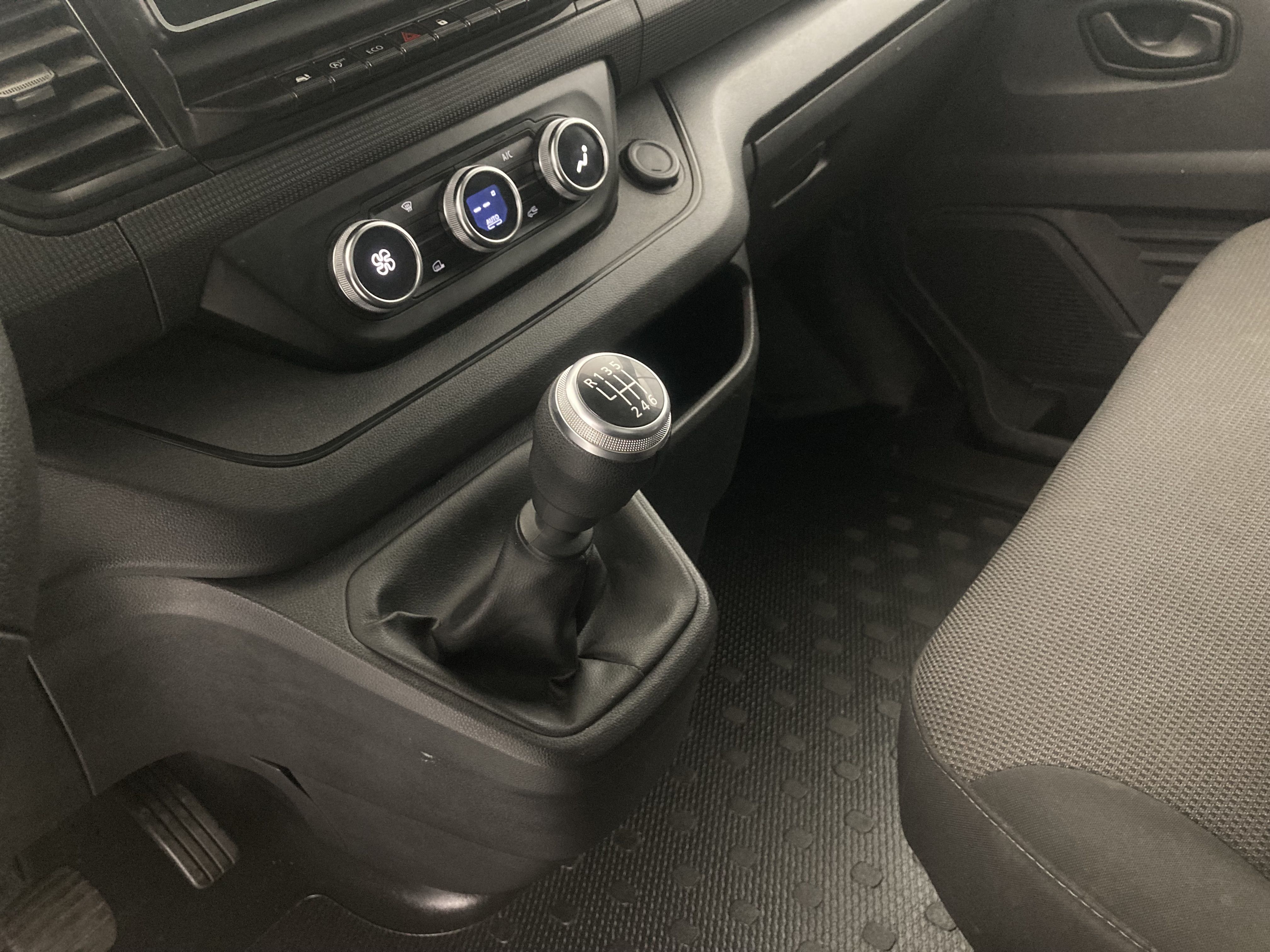 renault trafic furgon l1h1 2.0 BLUEDCI 130 2023 blanco glaciar 12