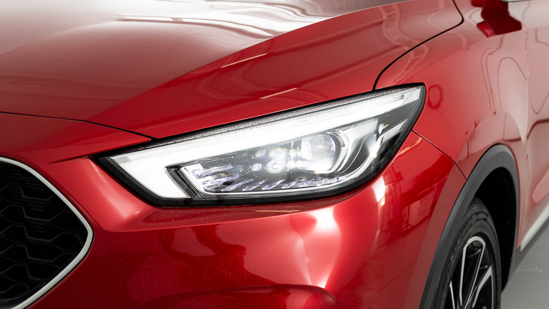 mg zs luxury 1.5 VTI-TECH 106 2024 diamond red 28