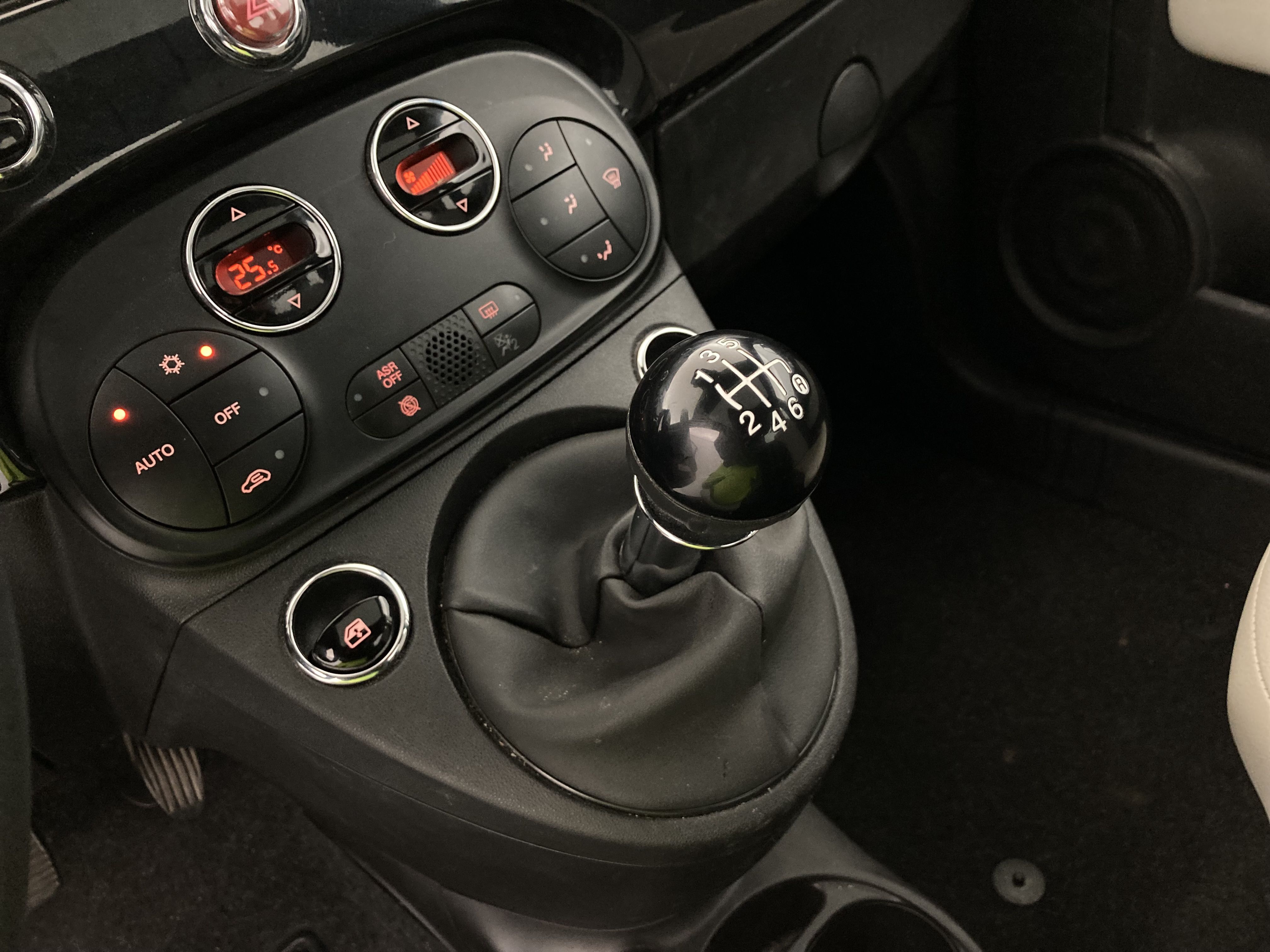 fiat 500 dolcevita 1.0 HYBRID 70 MHEV 2023 negro vesuvio 14