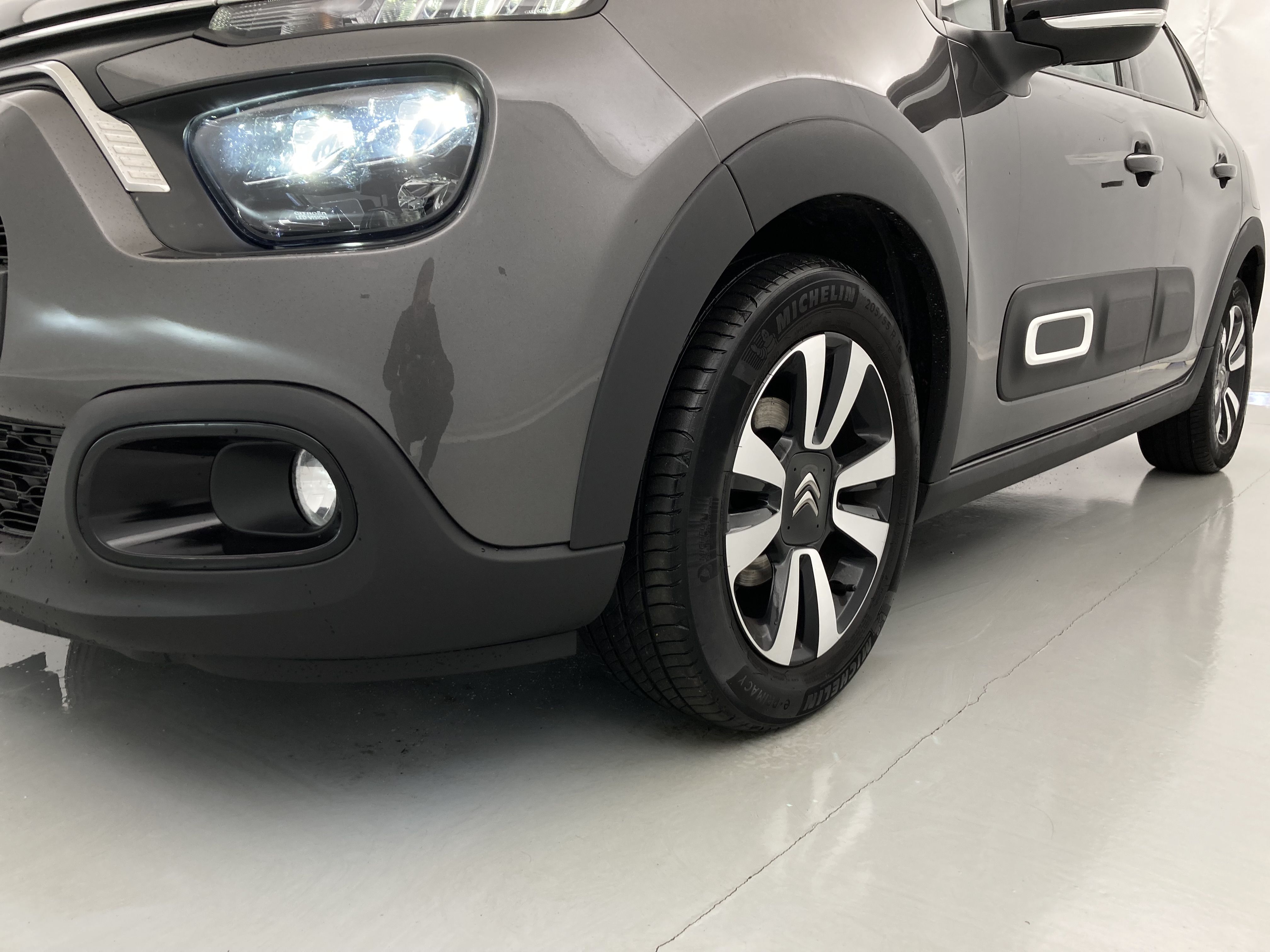 citroen c3 origin max 1.2 PURETECH 83 2024 gris platino / negro 26