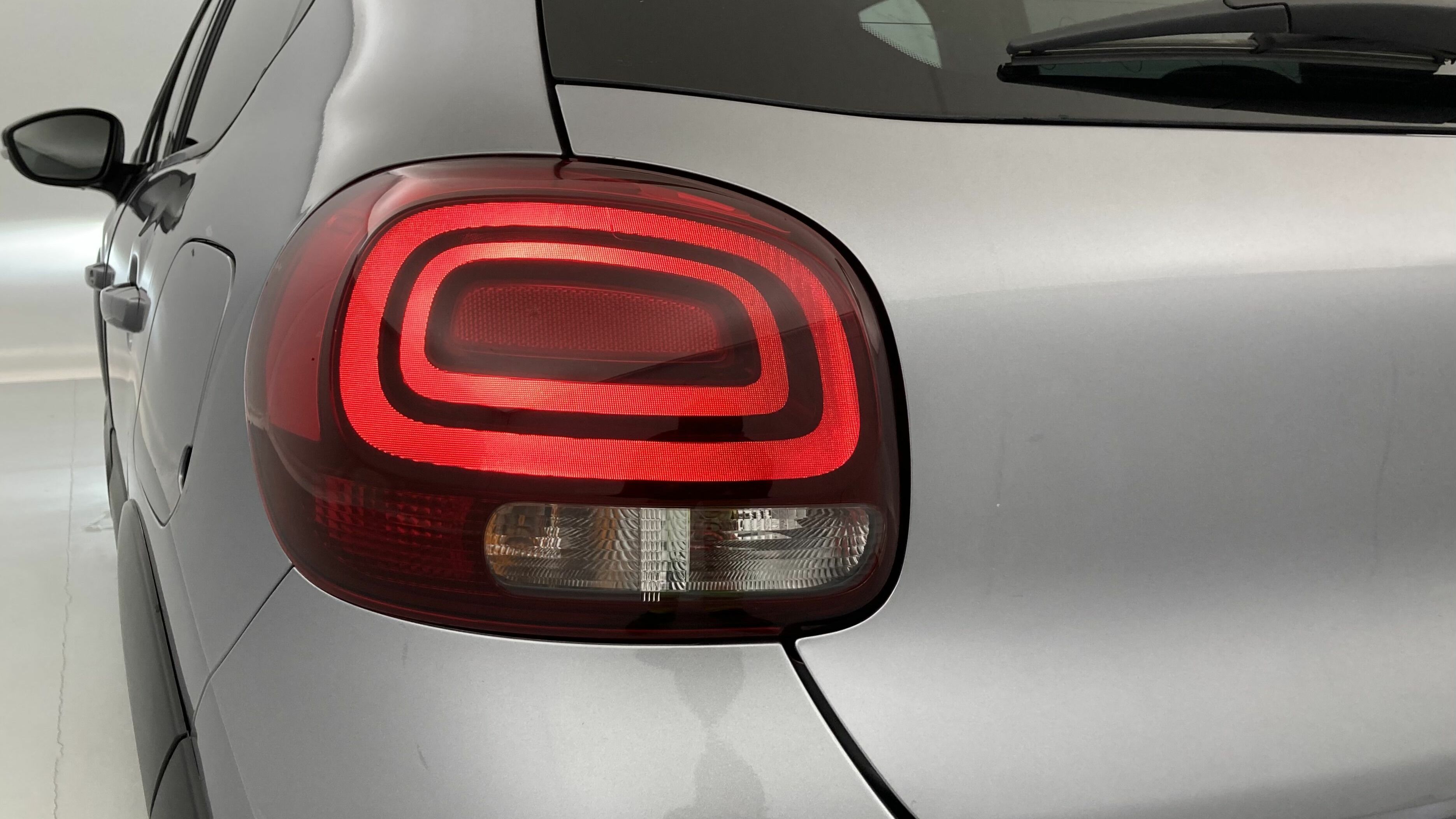 citroen c3 origin max 1.2 PURETECH 83 2024 gris acero / negro 29