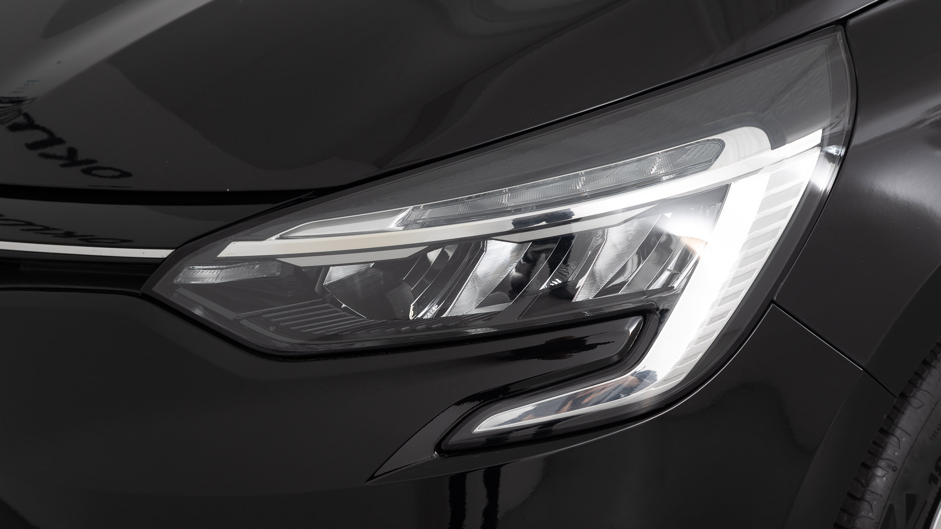 renault clio equilibre 1.0 TCE 91 2023 negro brillante 9