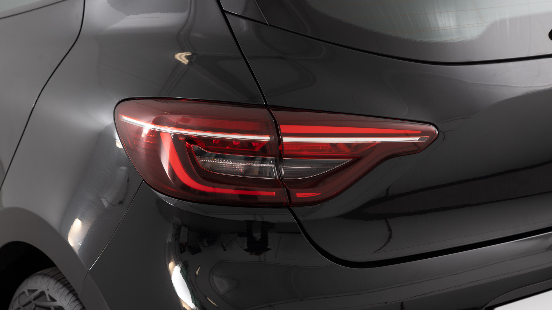 renault clio equilibre 1.0 TCE 91 2023 negro brillante 10