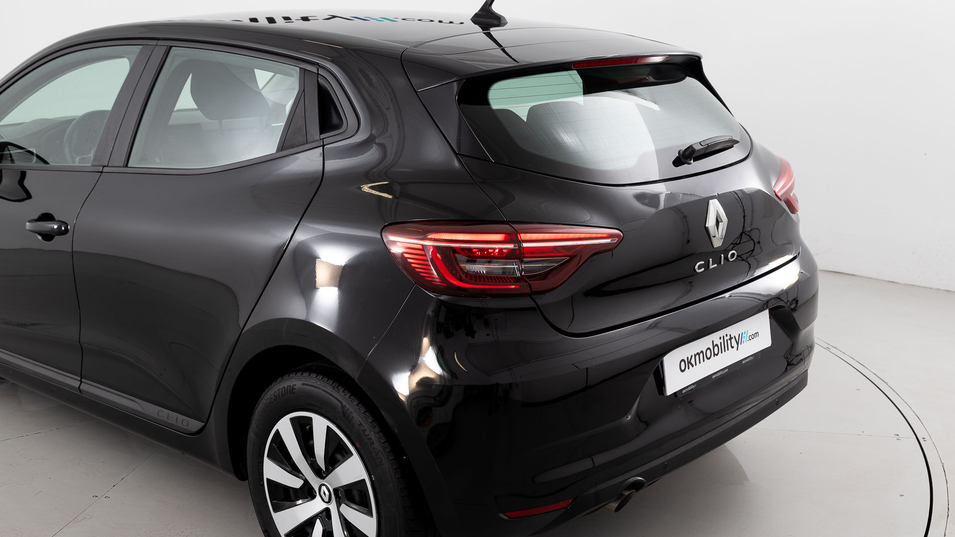 renault clio equilibre 1.0 TCE 90 2023 negro brillante 23