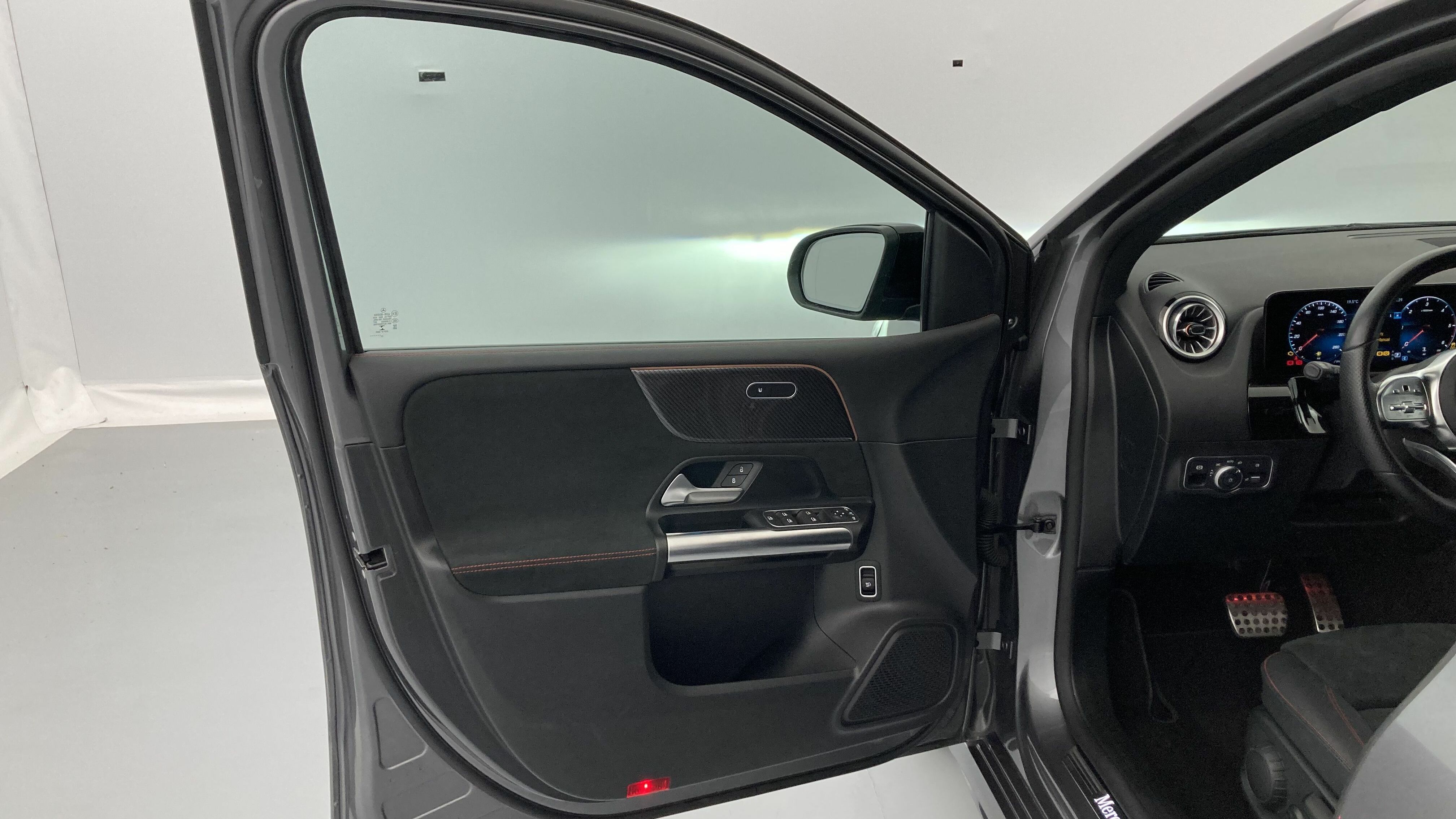 mercedes benz clase b amg line 200D 150 DCT 2022 gris montana 11