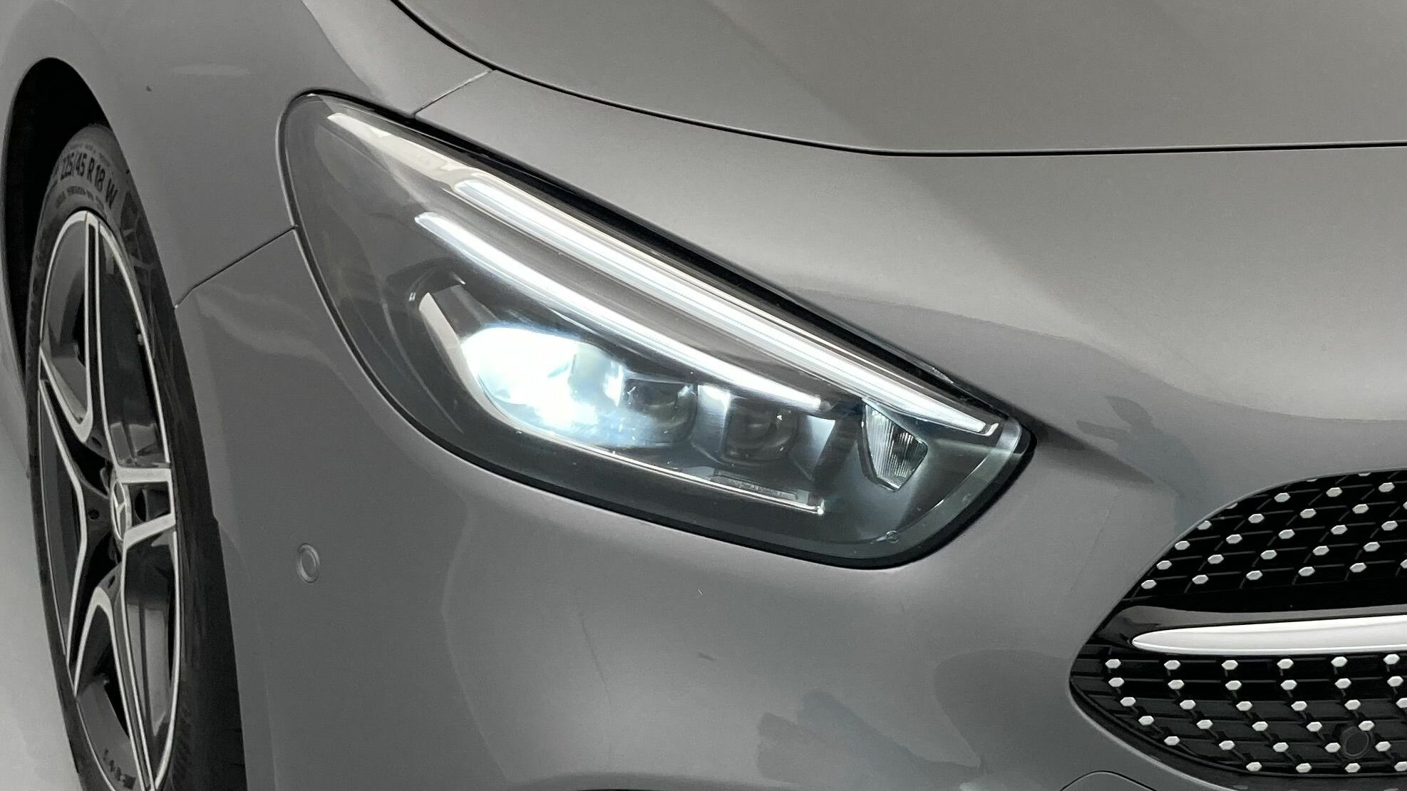 mercedes benz clase b amg line 200D 150 DCT 2022 gris montana 30