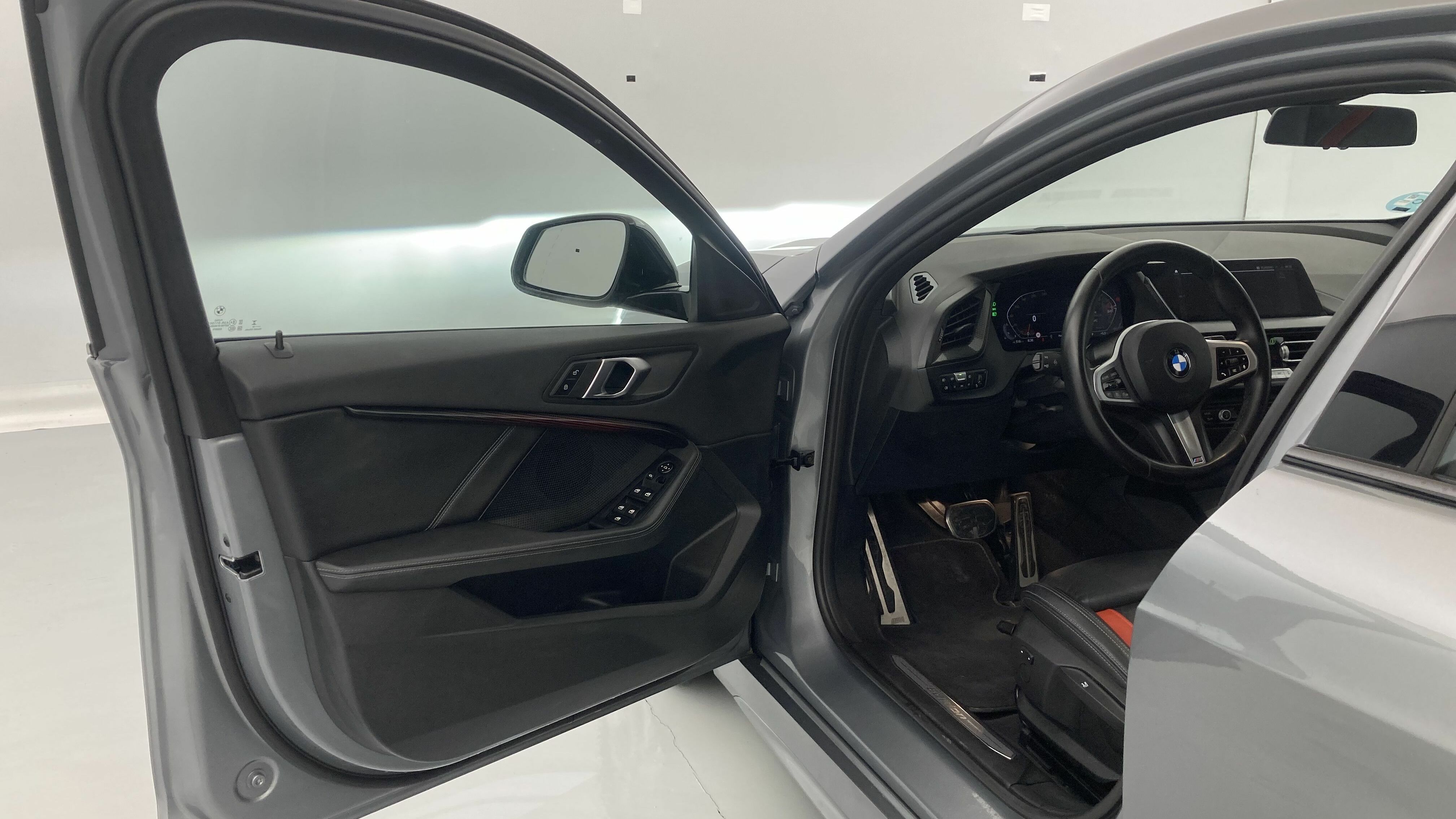 bmw serie 1 m sport colorvision 118I 136 STEPTRONIC 2024 skyscraper grau 12