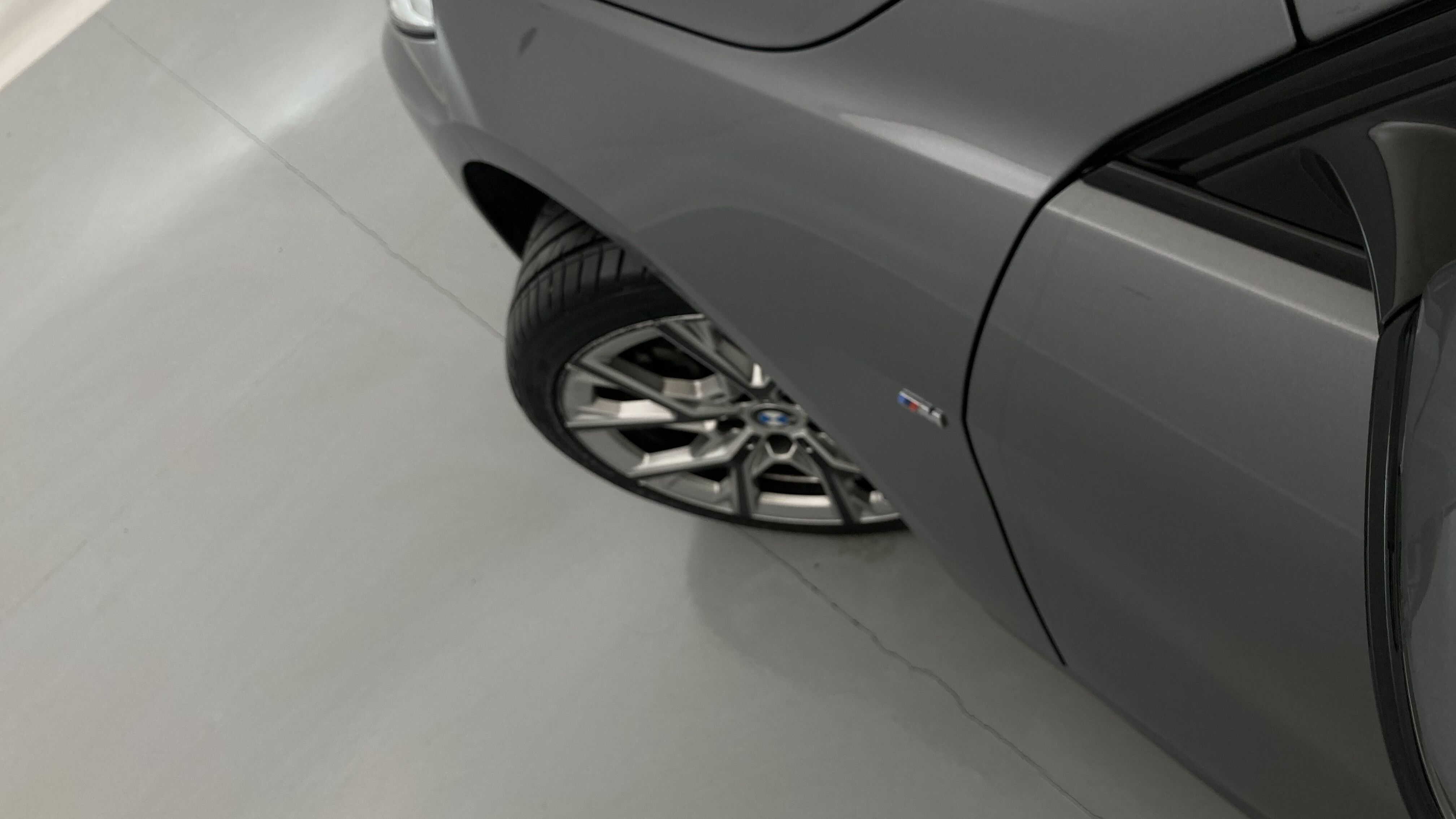 bmw serie 1 m sport colorvision 118I 136 STEPTRONIC 2024 skyscraper grau 27