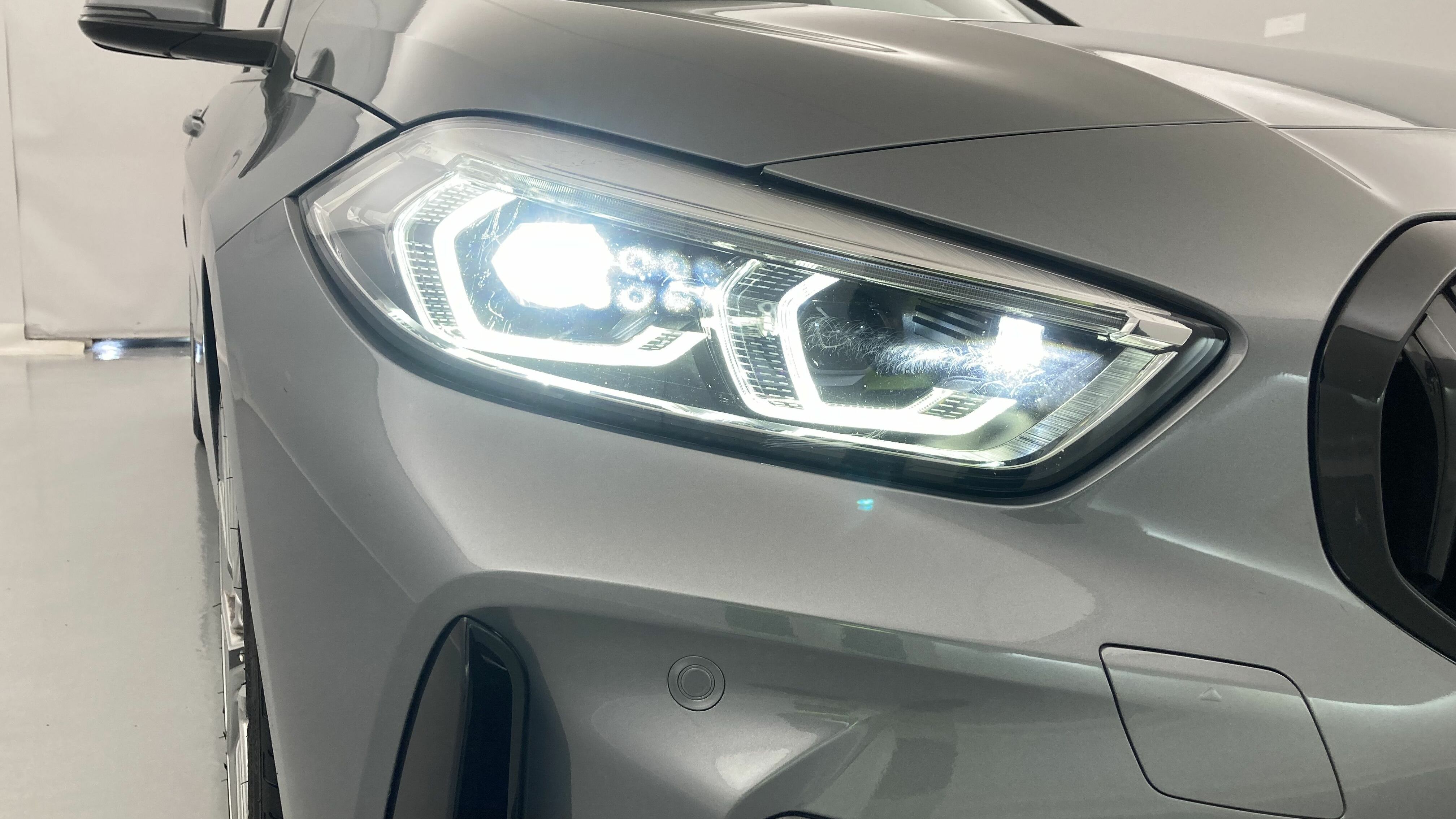 bmw serie 1 m sport colorvision 118I 136 STEPTRONIC 2024 skyscraper grau 28