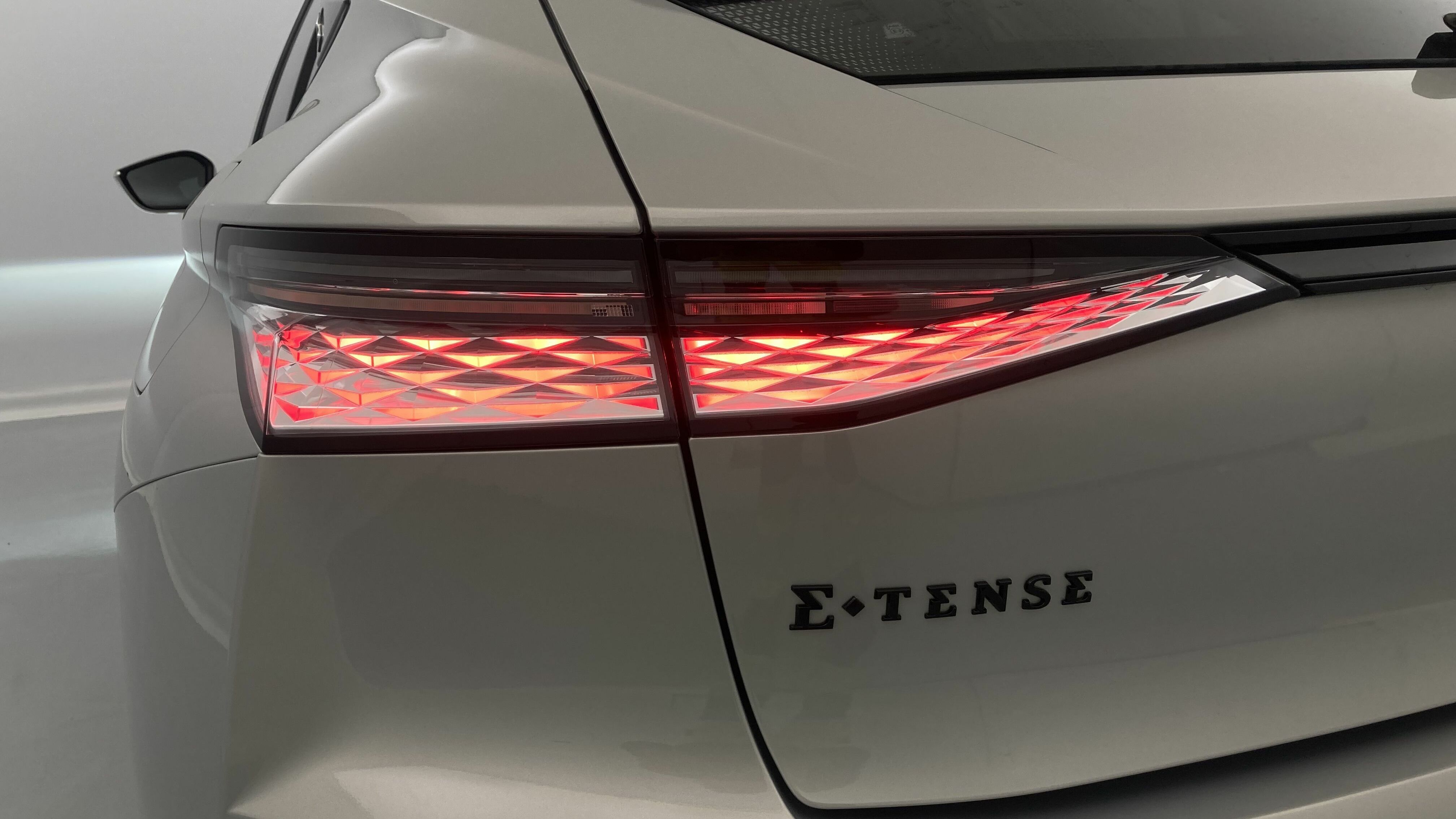 ds ds4 performance line + E-TENSE 225 CA 2023 crystal pearl 31