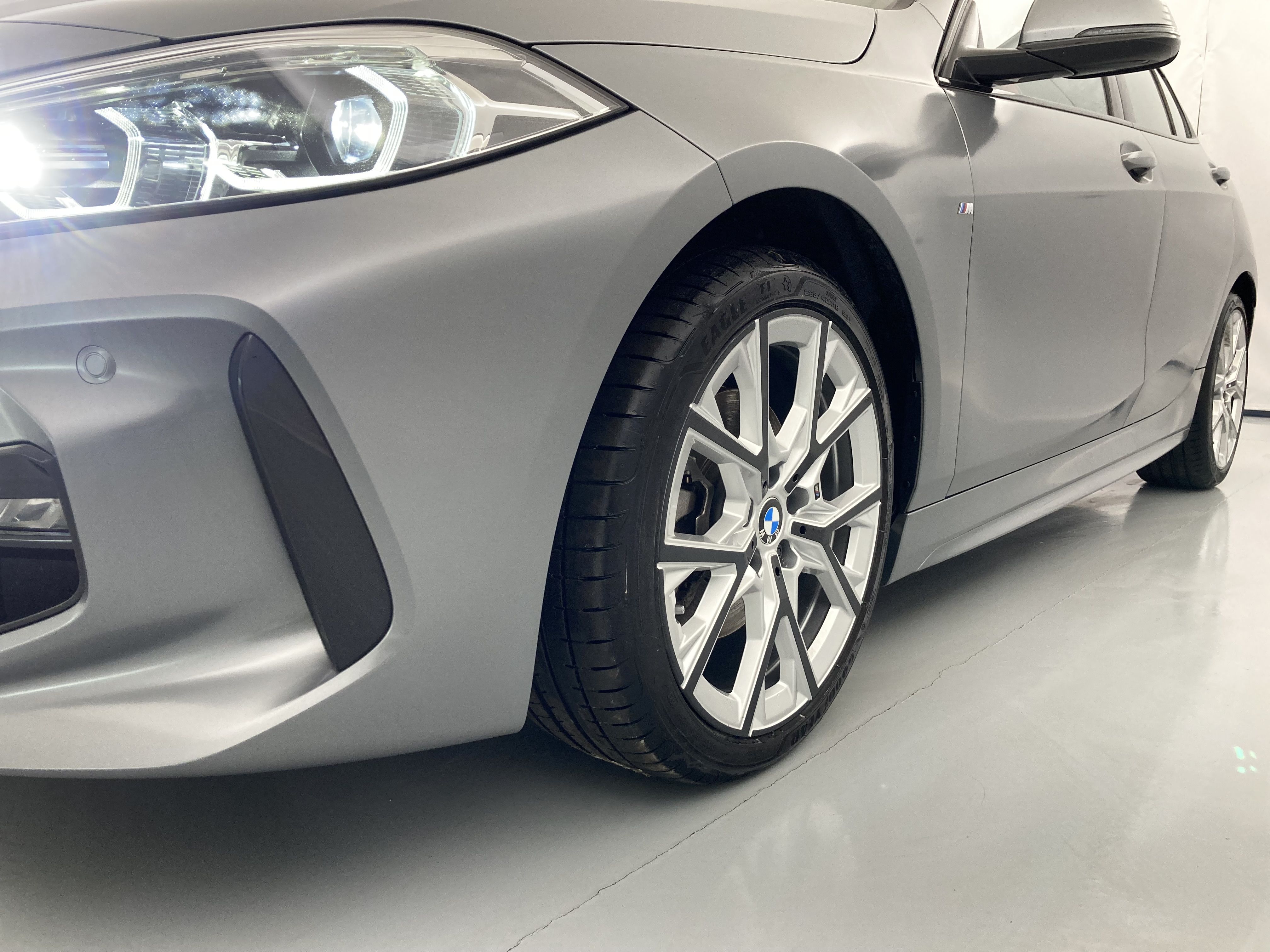 bmw serie 1 m sport colorvision 118I 136 STEPTRONIC 2024 frozen pure grey 29