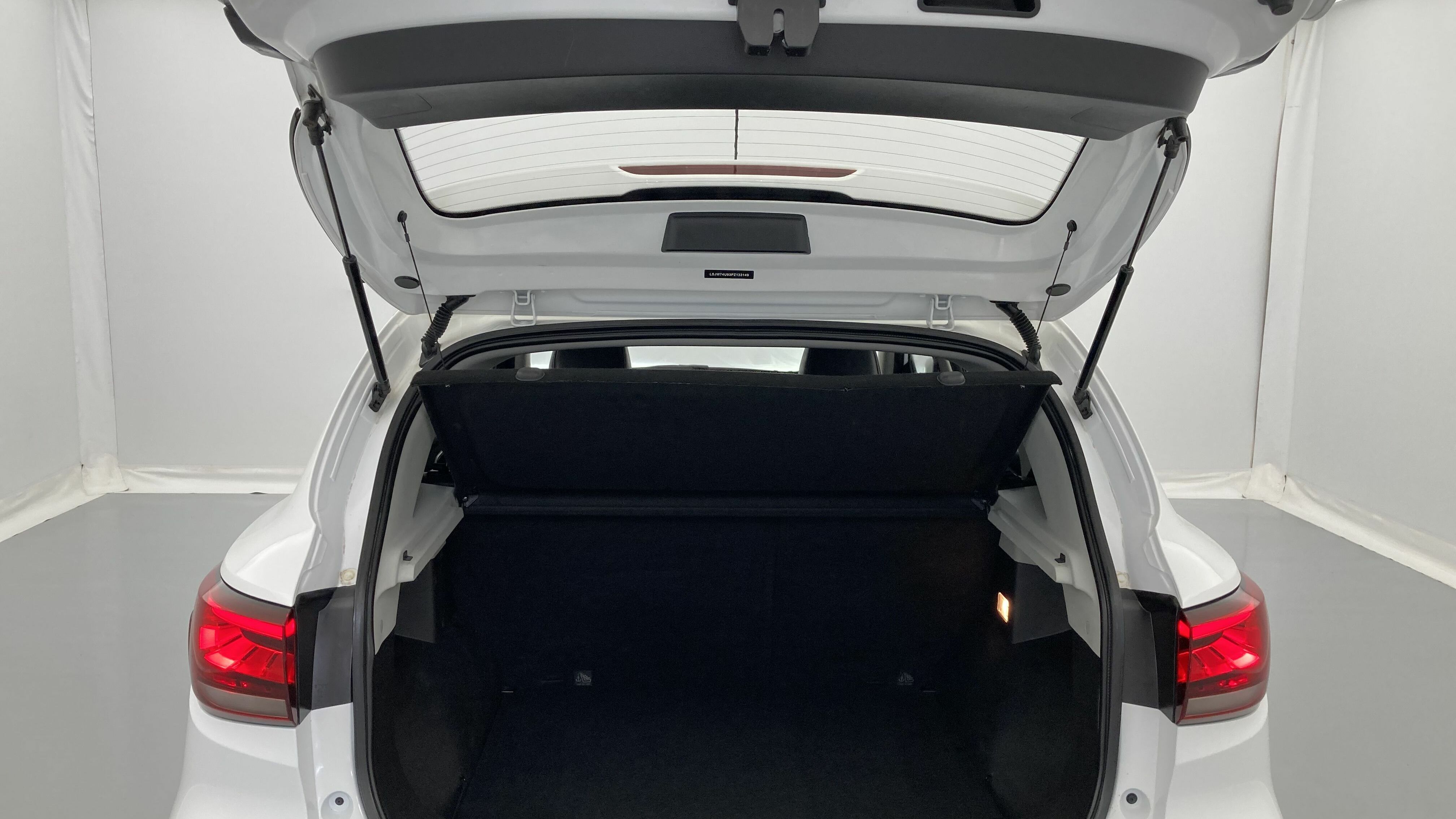 mg zs luxury 1.5 VTI-TECH 106 2023 white 24