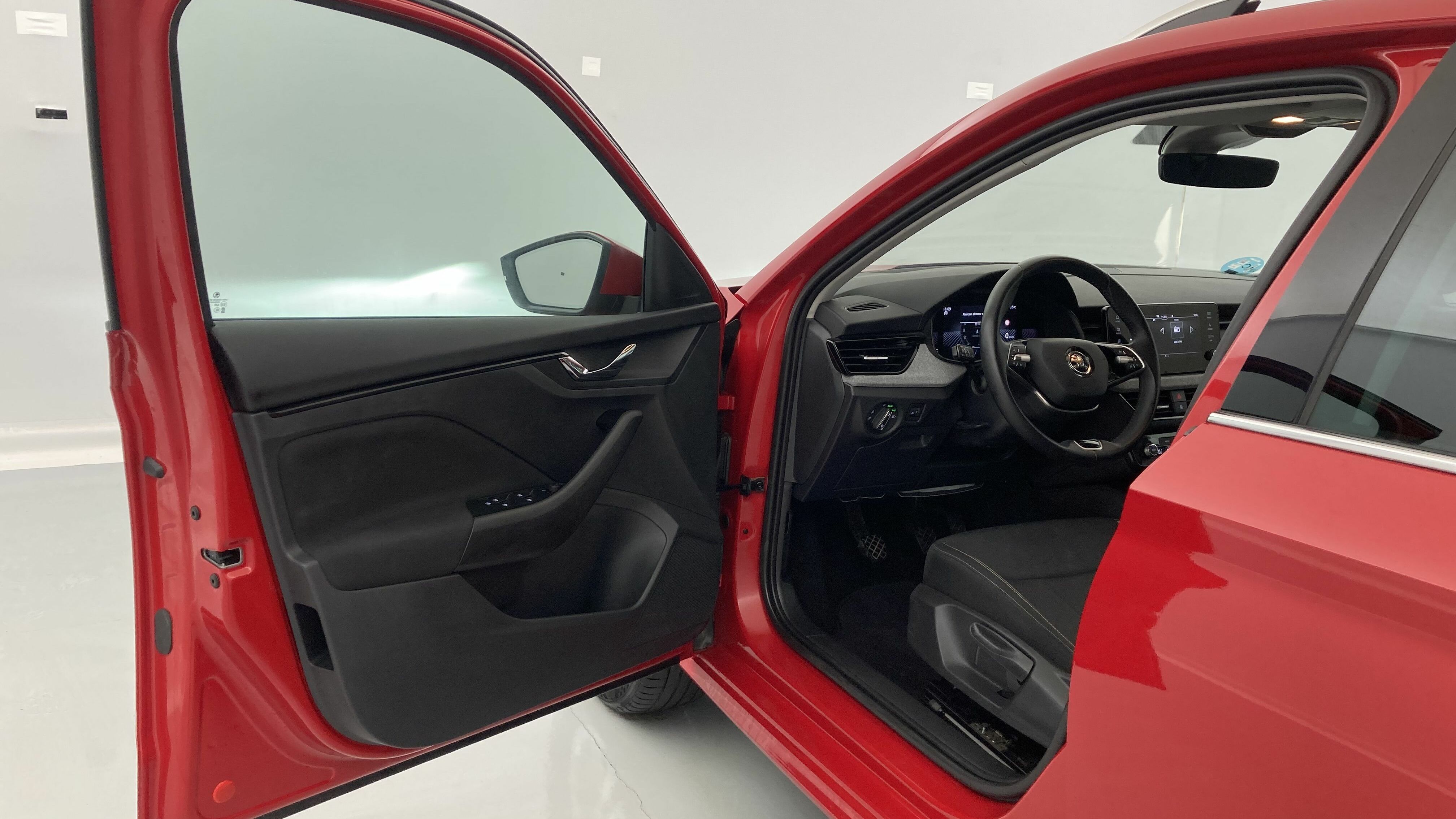 skoda kamiq selection 1.0 TSI 95 2024 rojo velvet 12