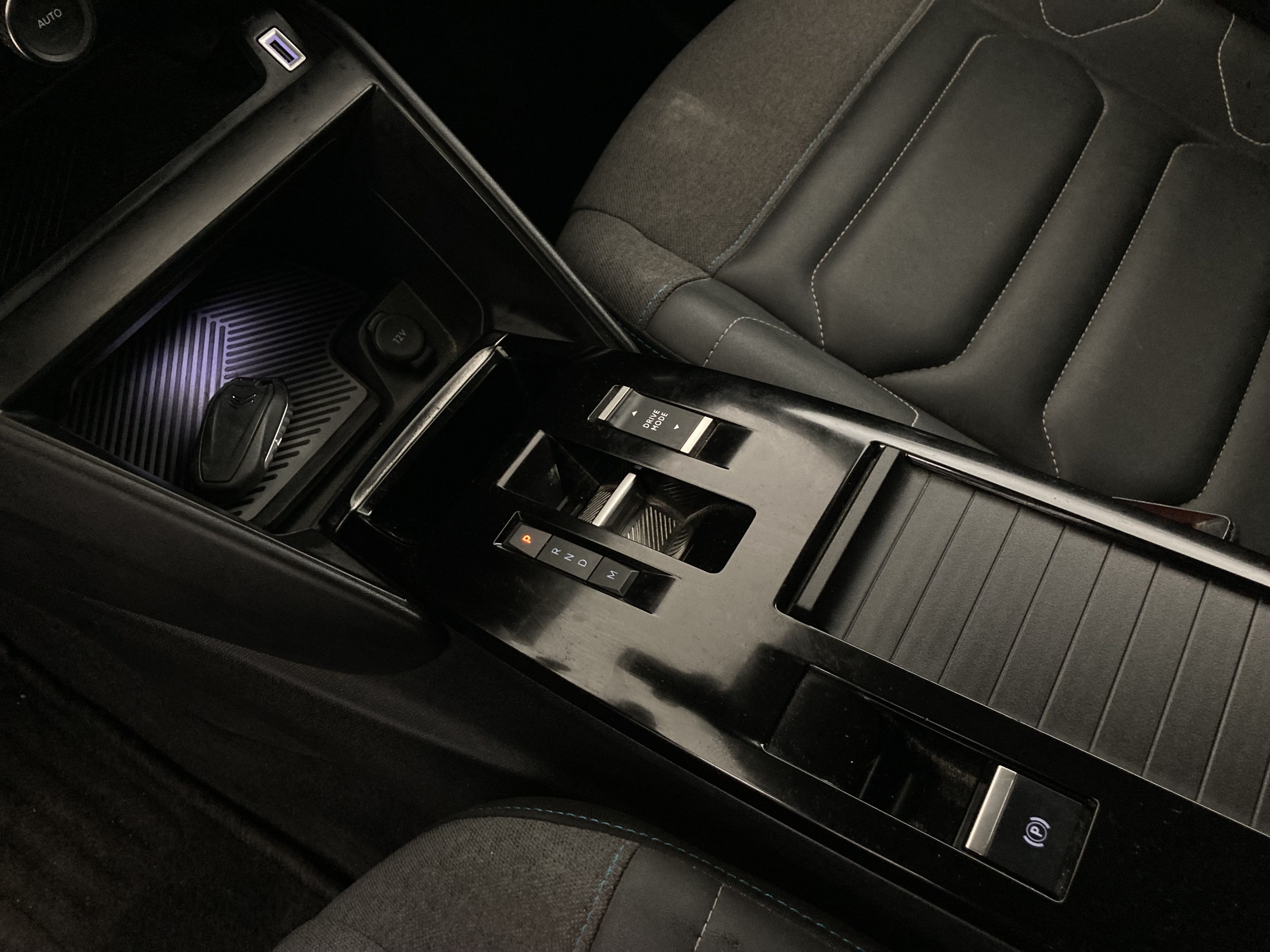 citroen c4 shine 1.5 BLUEHDI 130 EAT 2022 negro perla 12