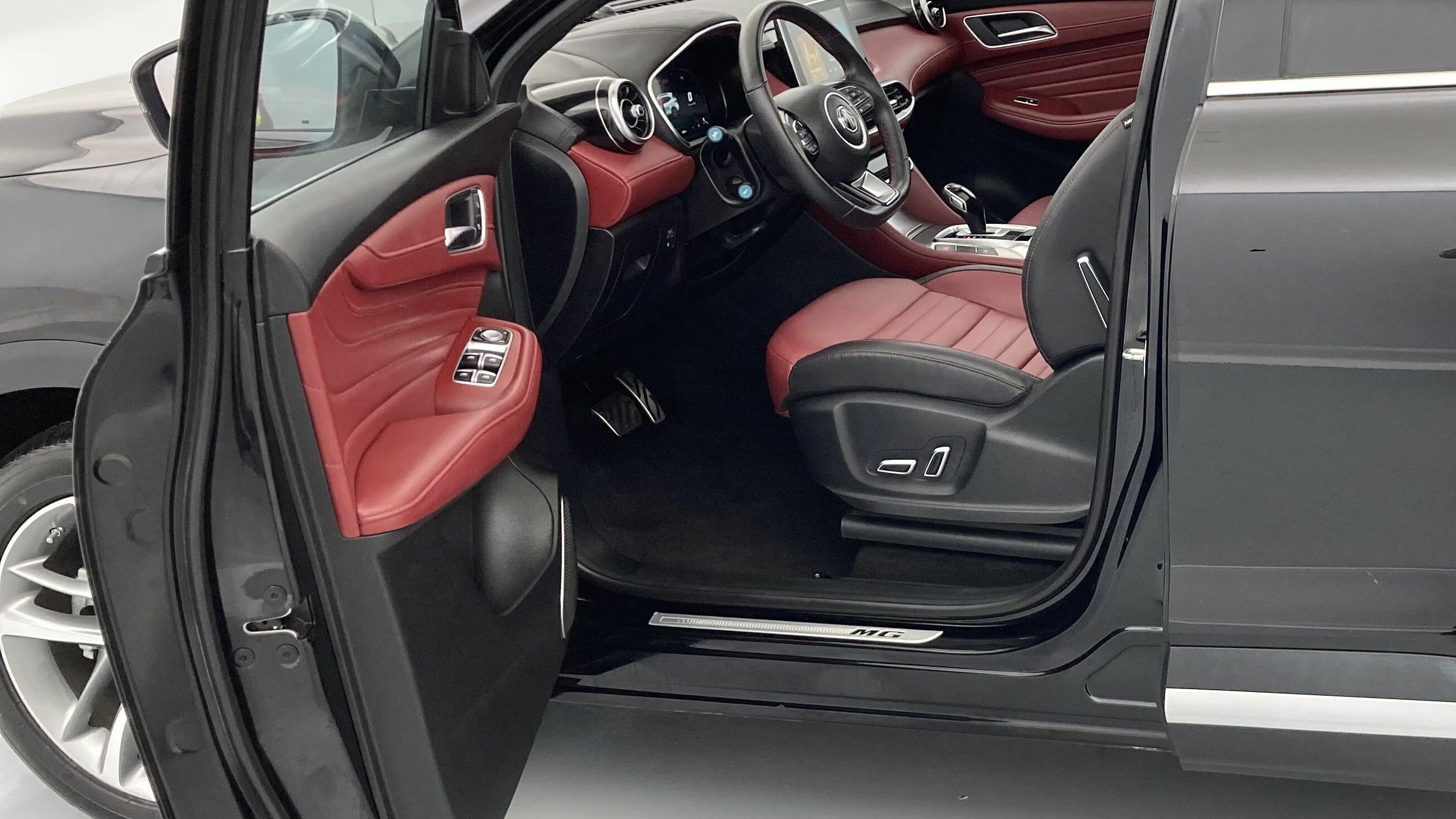 mg hs luxury 1.5 T-GDI 162 AT 2023 black 14