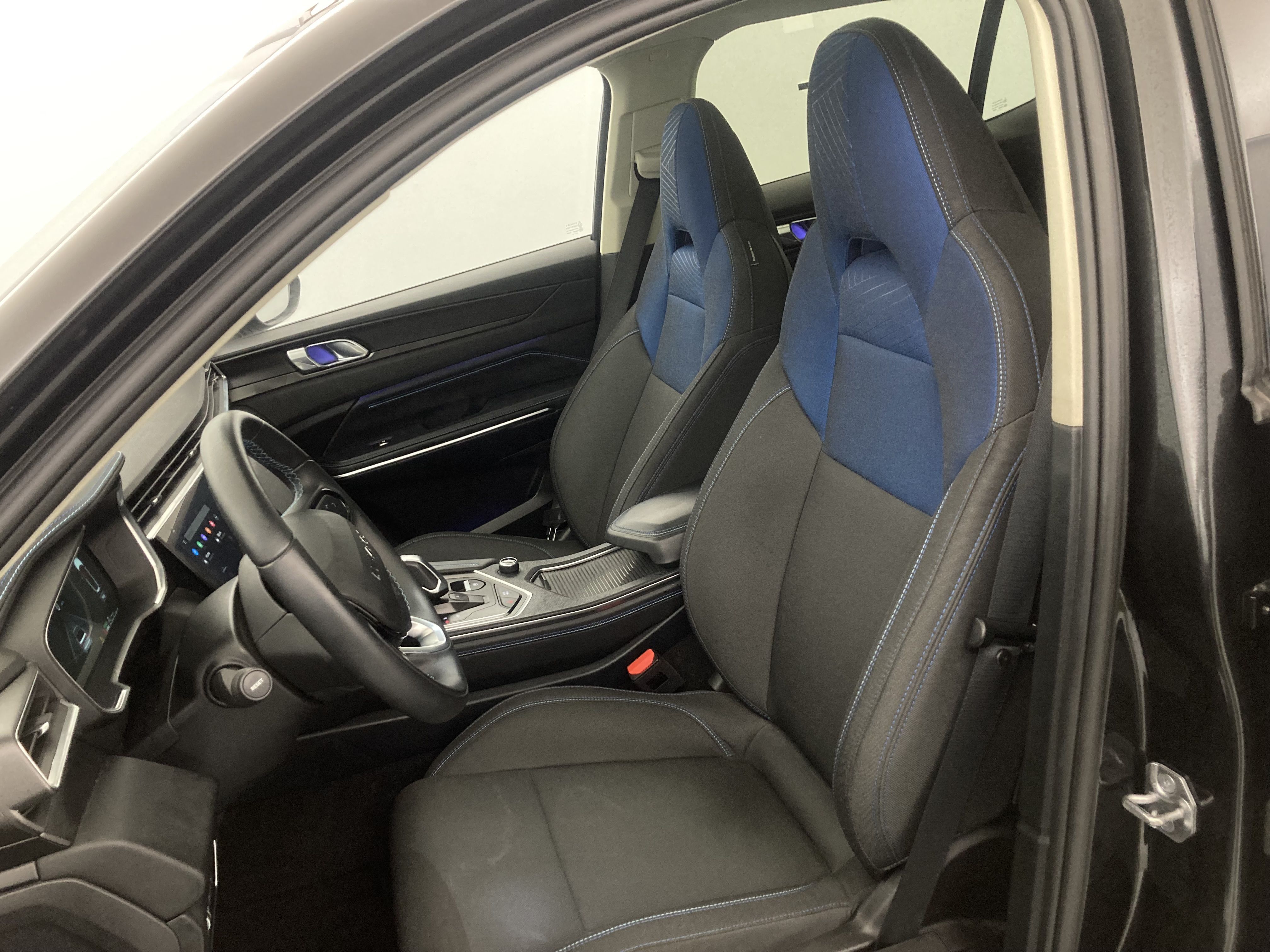 lynk&co 1 nv 1.5 PHEV 261 2022 black 17