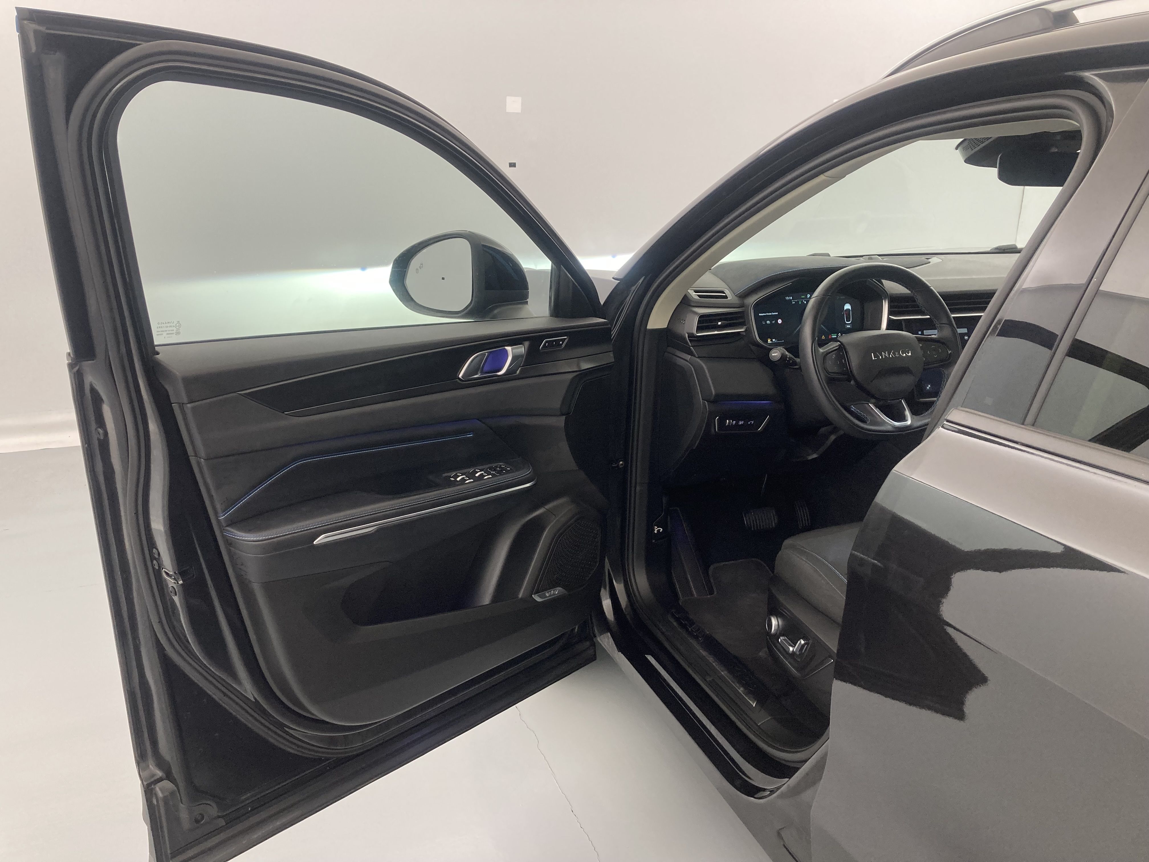 lynk&co 1 nv 1.5 PHEV 261 2022 black 19