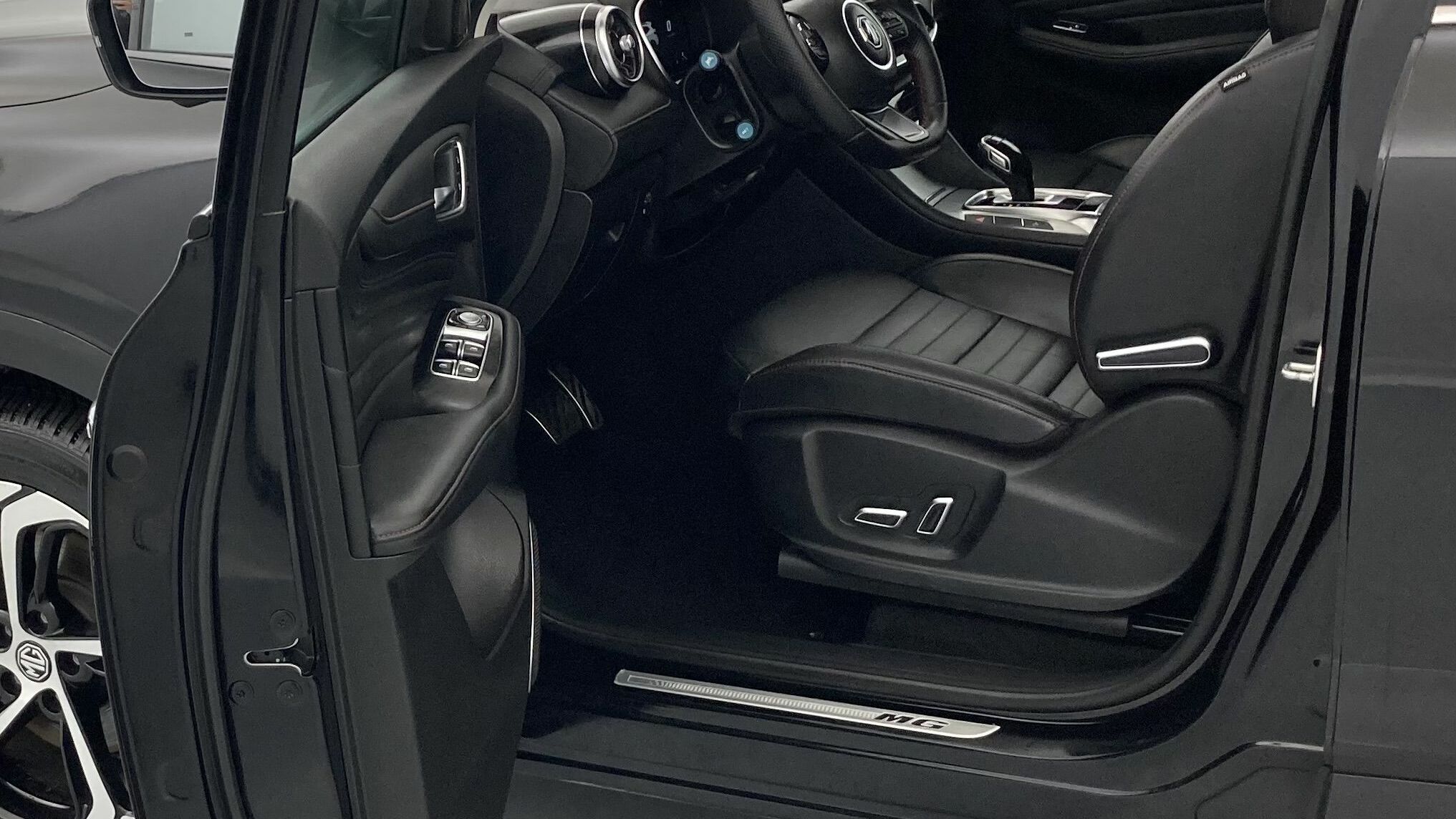 mg hs luxury 1.5 T-GDI 162 AT 2024 pebble black 13