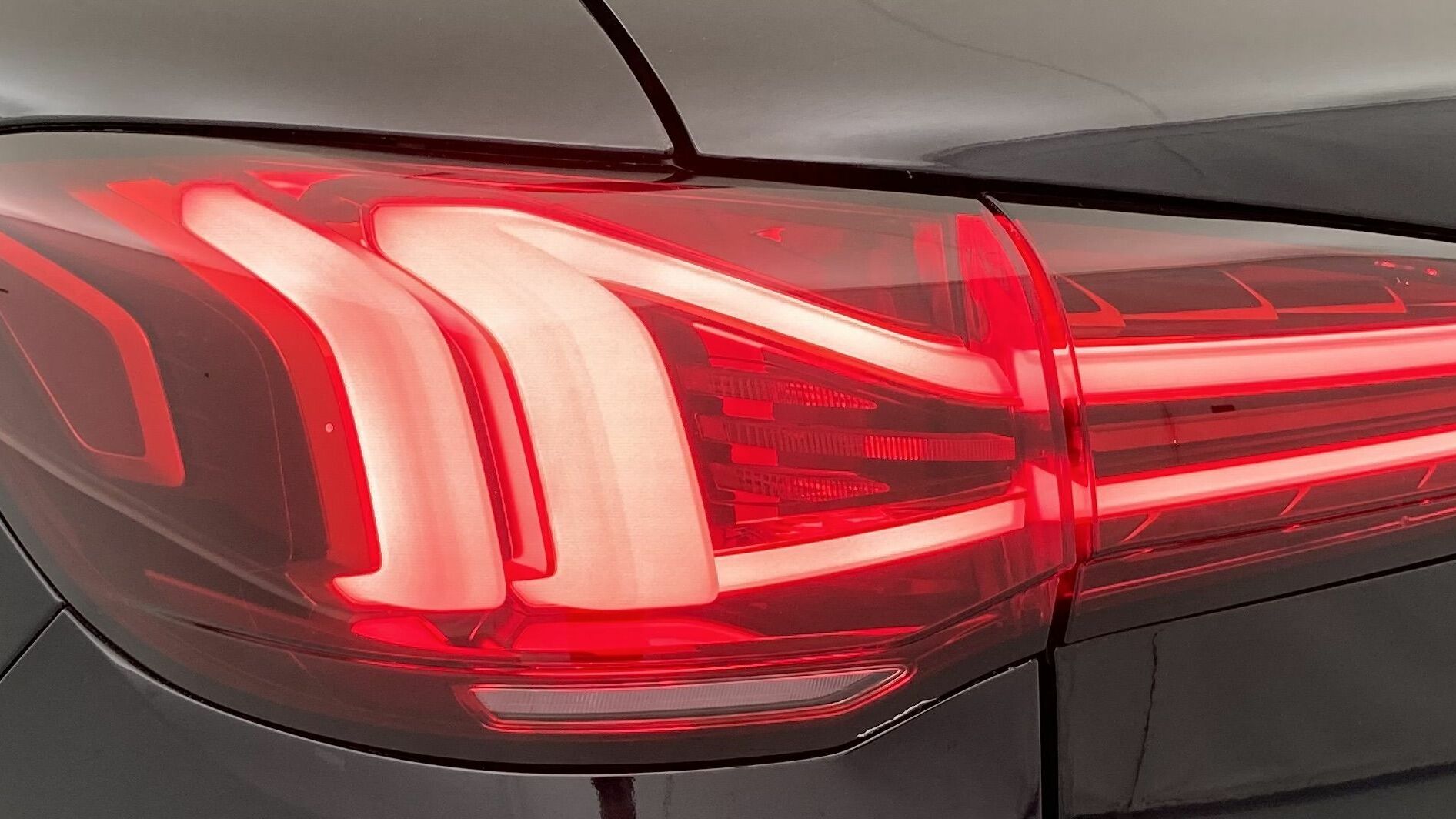 mg hs luxury 1.5 T-GDI 162 AT 2024 pebble black 30