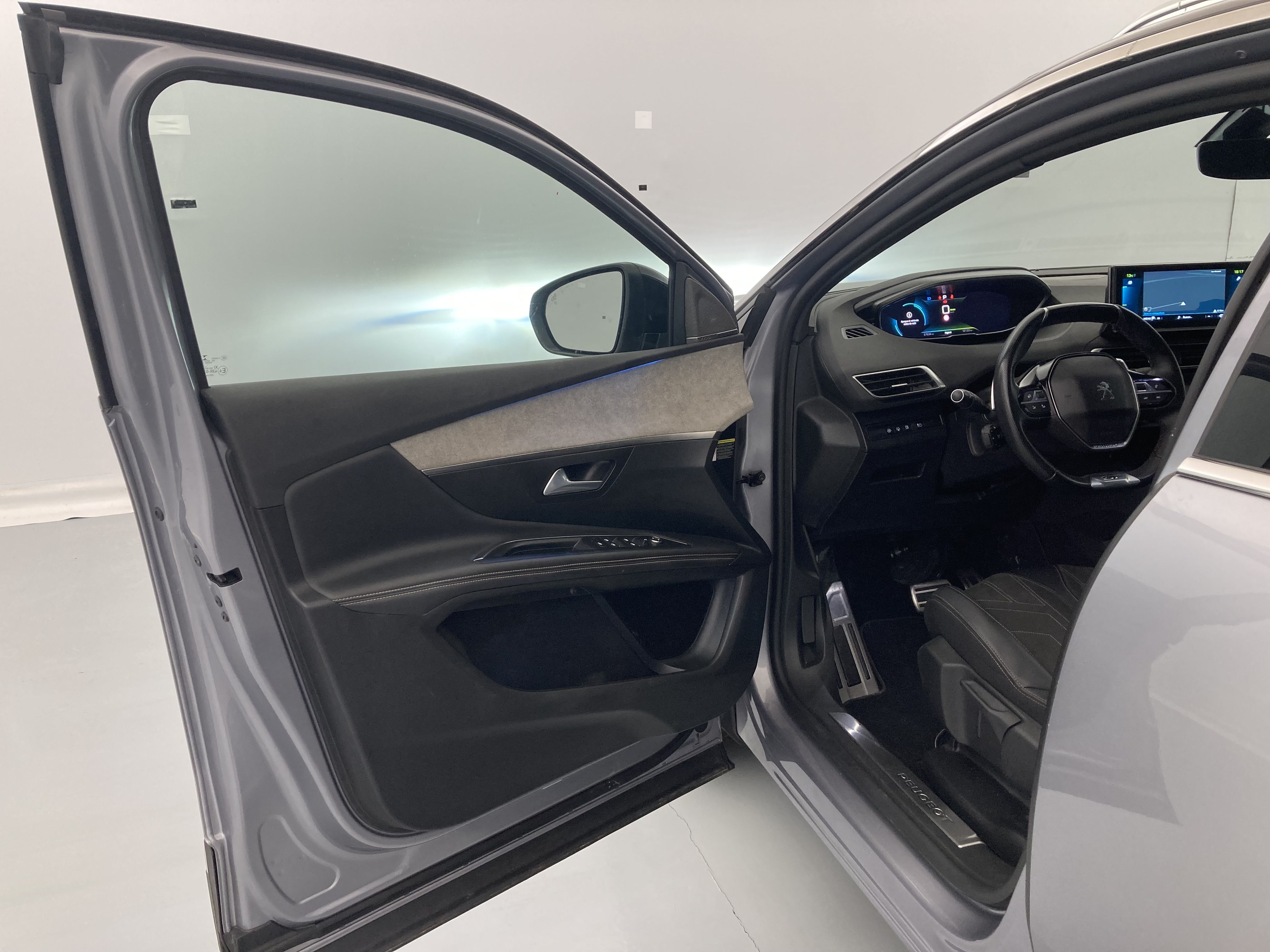 peugeot 3008 gt pack 1.6 HYBRID 300 EAT PHEV 2022 gris artense / negro 17