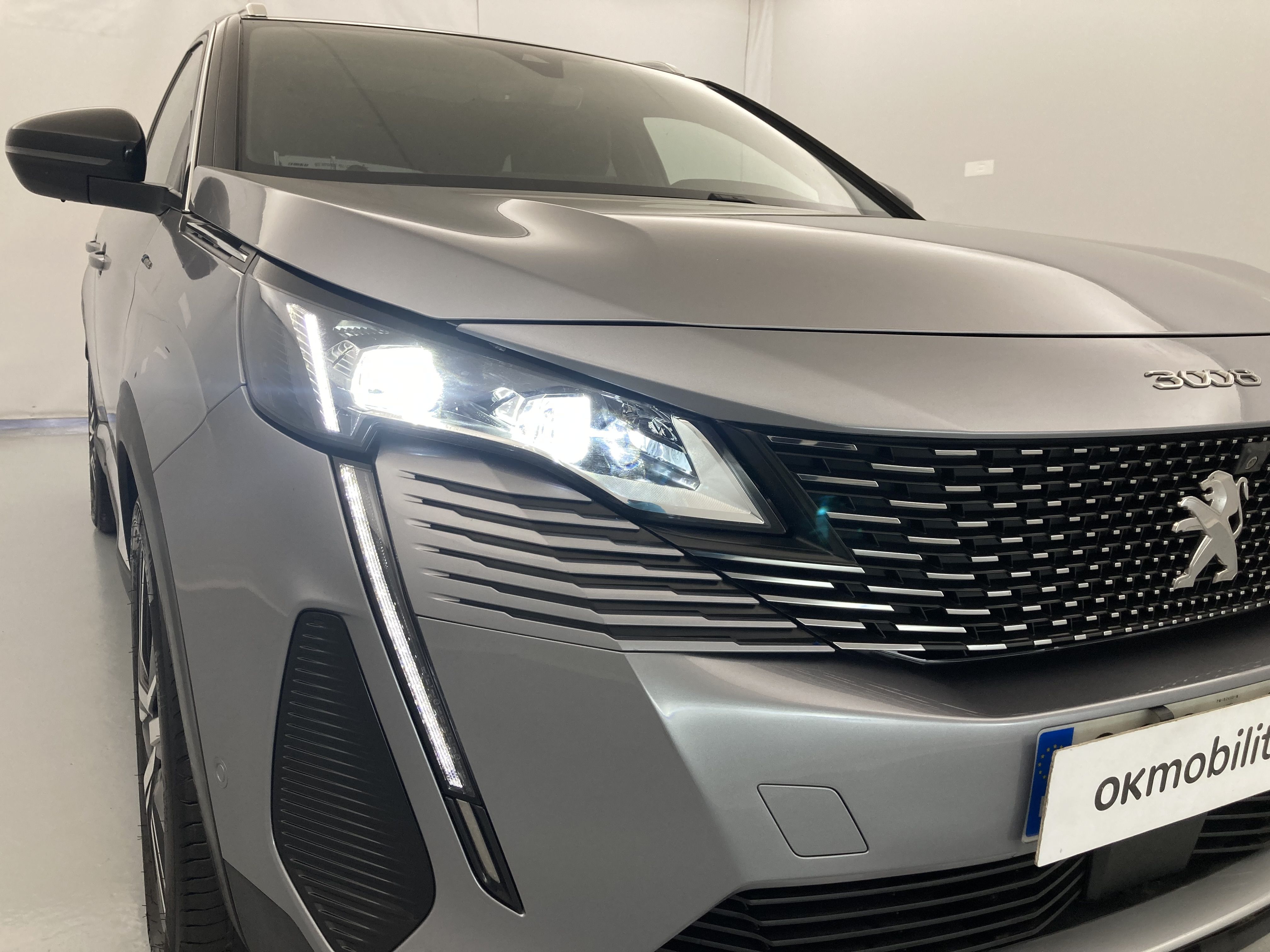 peugeot 3008 gt pack 1.6 HYBRID 300 EAT PHEV 2022 gris artense / negro 27