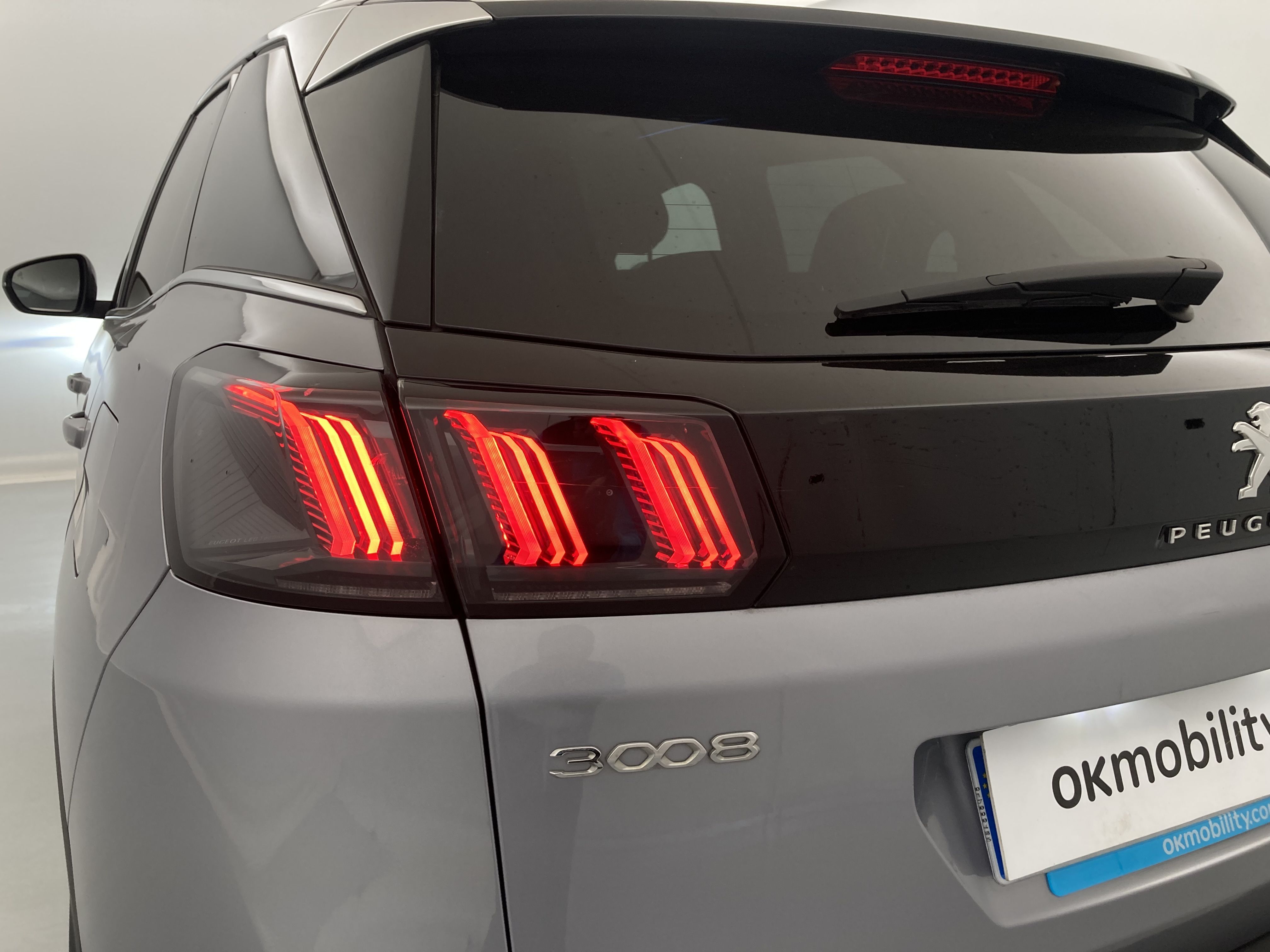 peugeot 3008 gt pack 1.6 HYBRID 300 EAT PHEV 2022 gris artense / negro 28