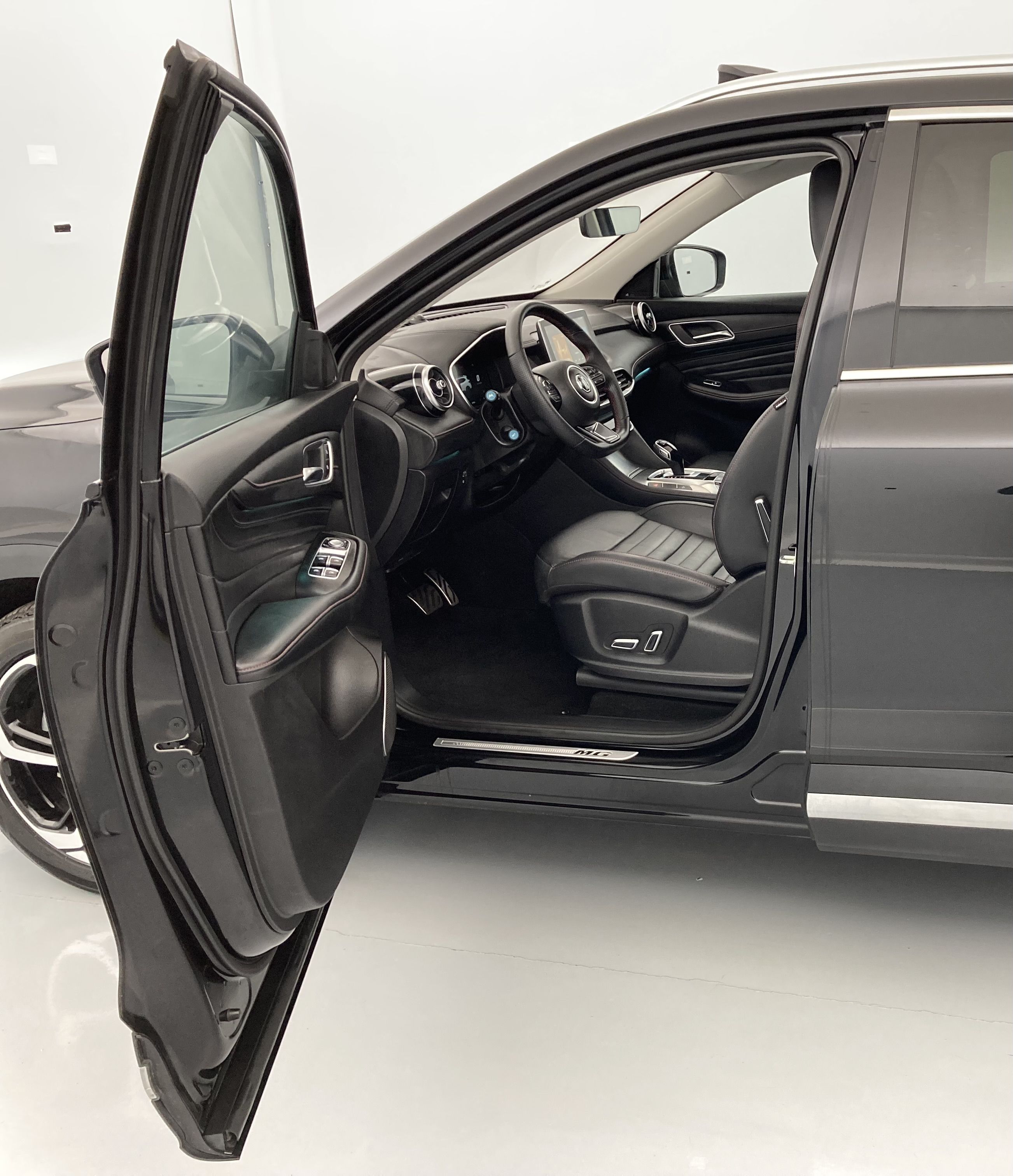 mg hs luxury 1.5 T-GDI 162 AT 2024 pebble black 18