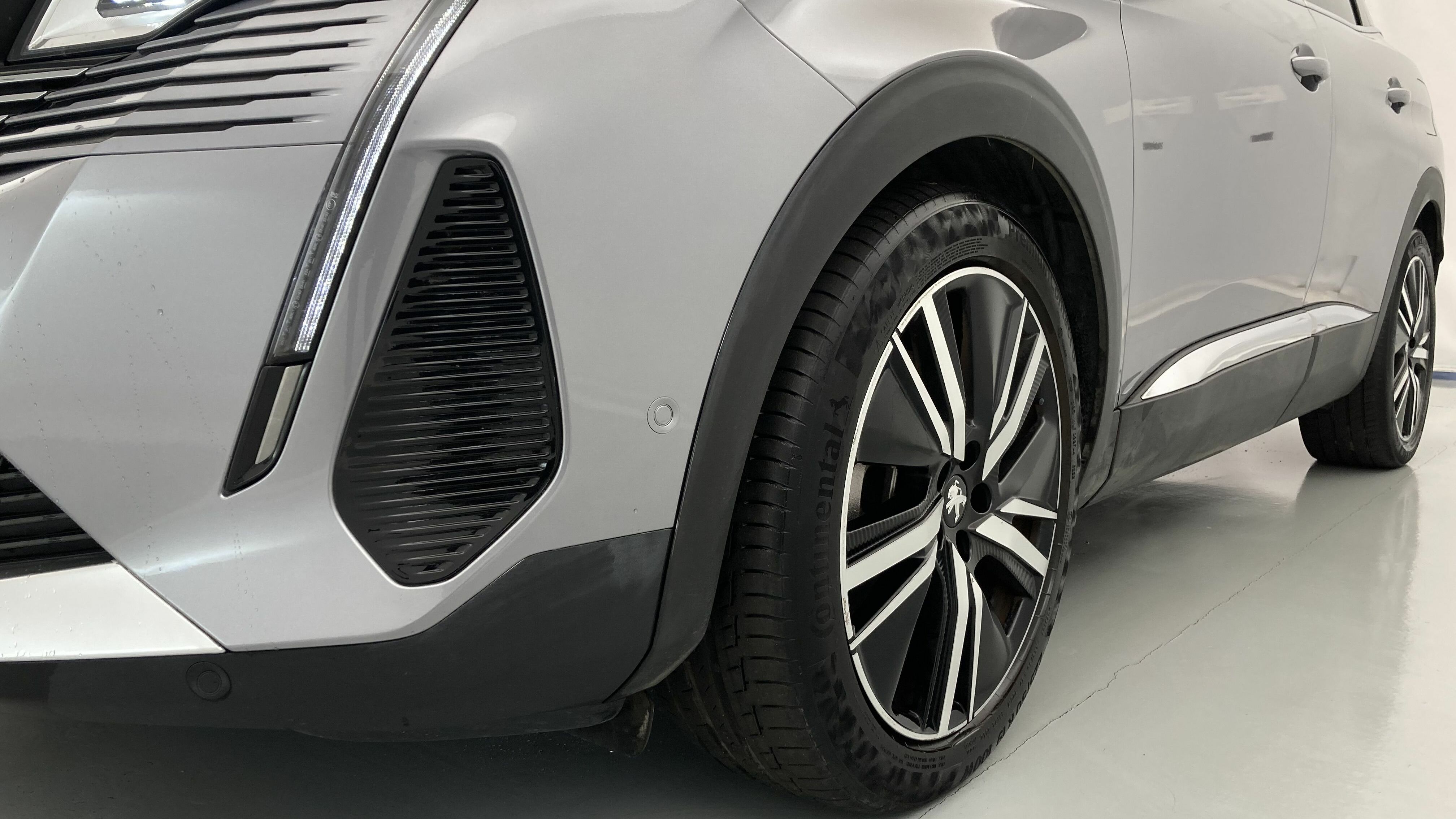 peugeot 3008 gt pack 1.6 HYBRID 300 EAT PHEV 2022 gris artense / negro 25