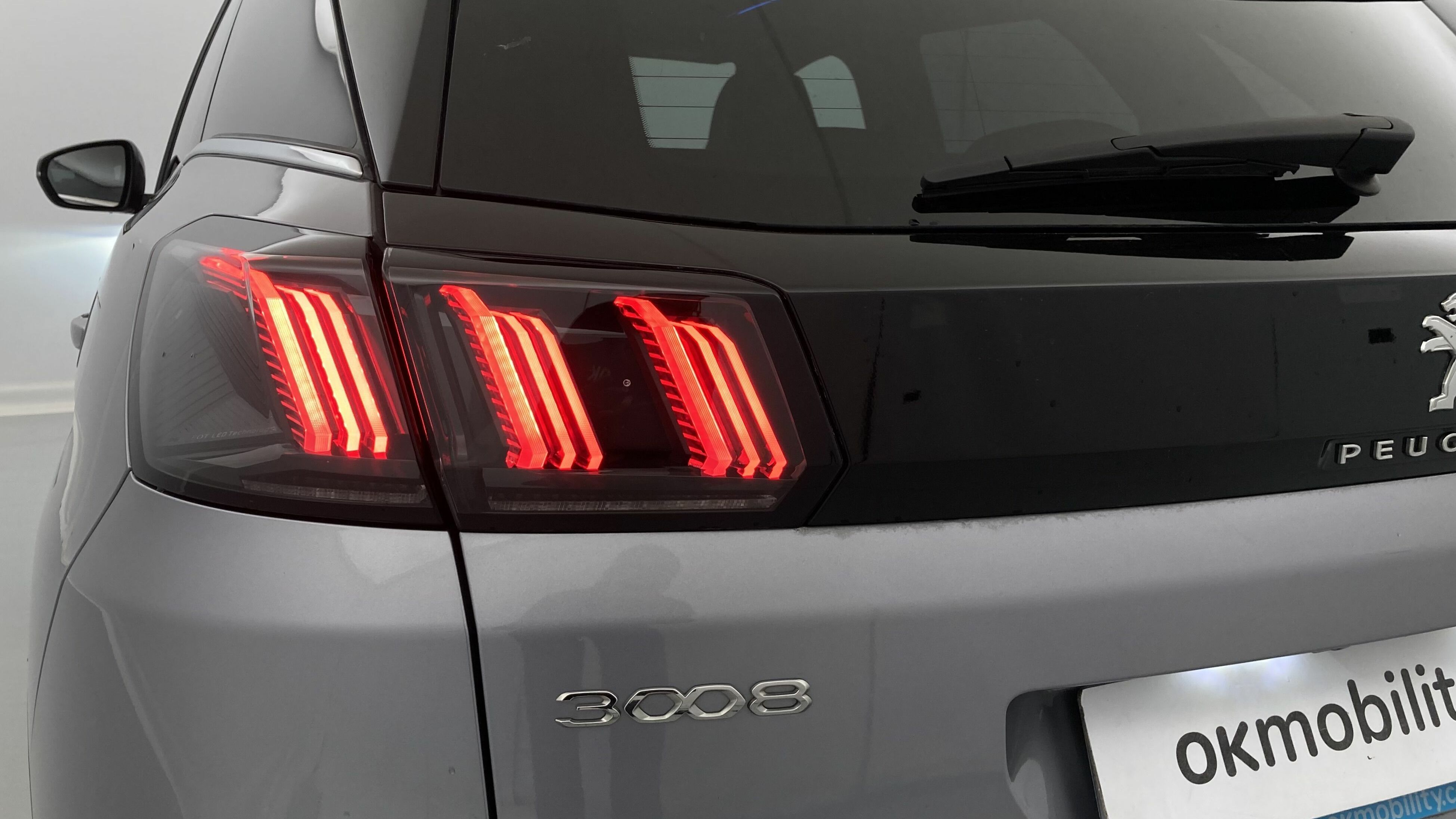 peugeot 3008 gt pack 1.6 HYBRID 300 EAT PHEV 2022 gris artense / negro 29