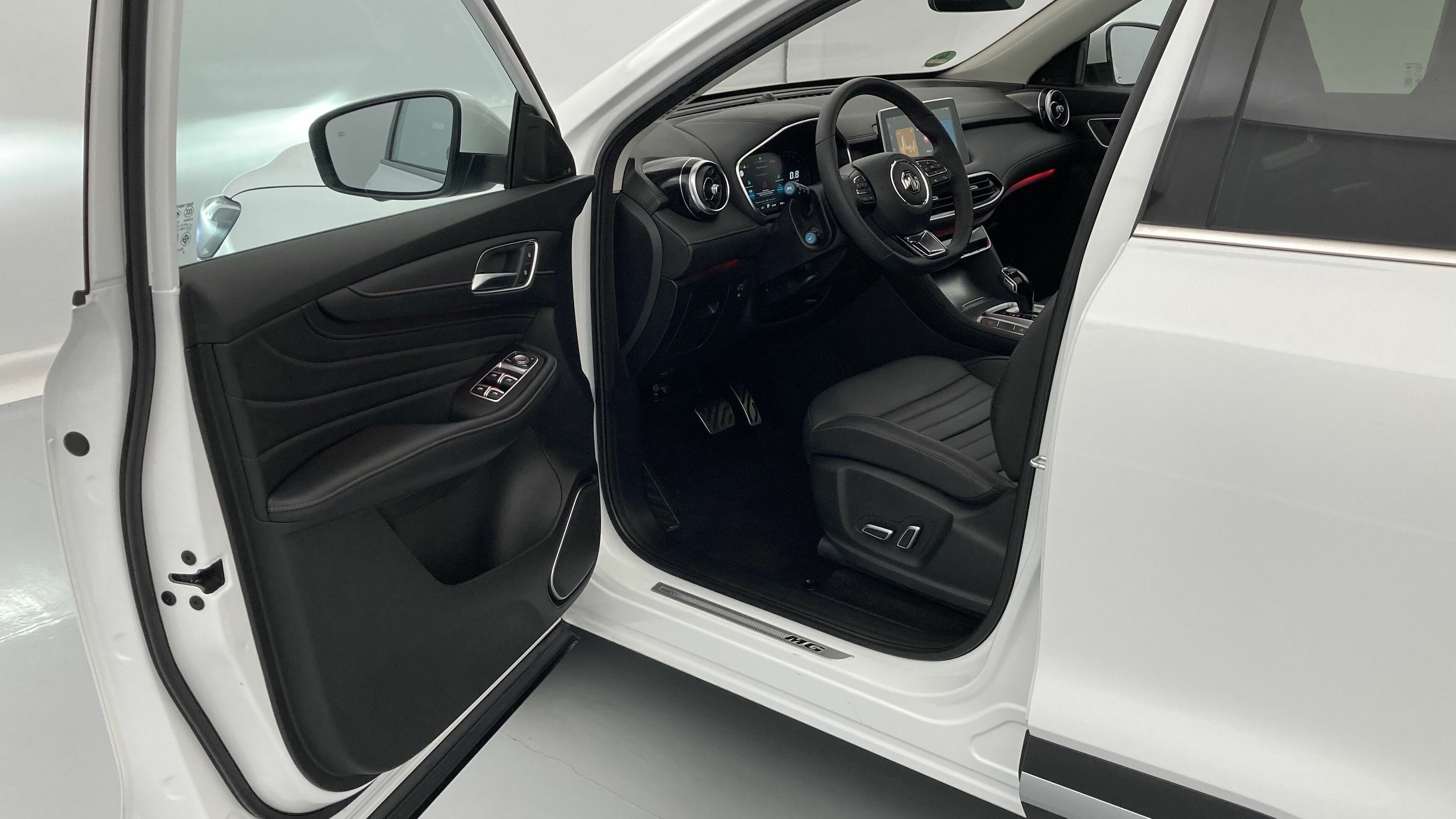 mg hs luxury 1.5 T-GDI 162 AT 2024 dover white 13