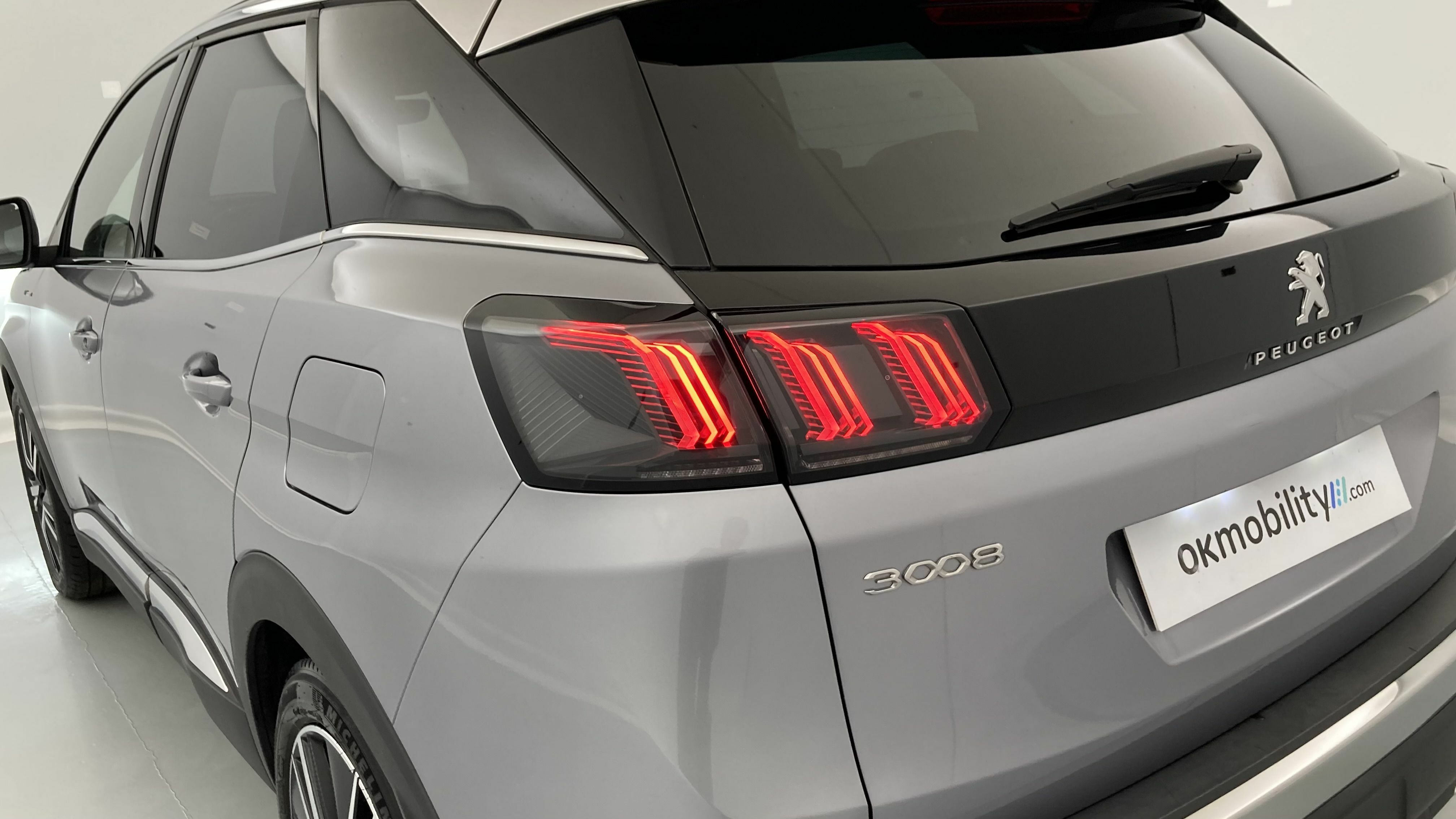 peugeot 3008 gt pack 1.6 HYBRID 300 EAT PHEV 2022 gris artense / negro 19