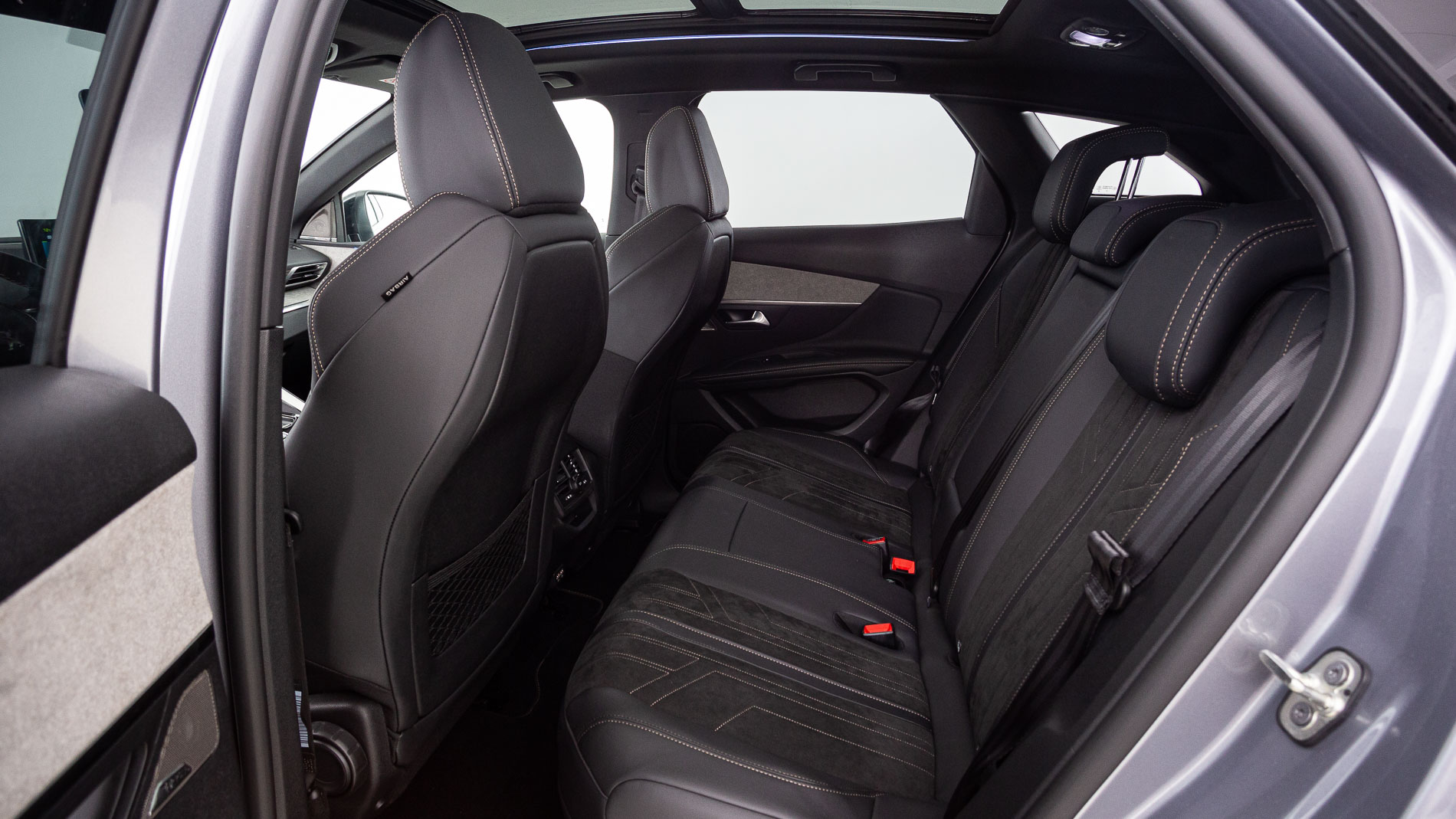 peugeot 3008 gt pack 1.6 HYBRID 300 EAT PHEV 2022 gris artense / negro 21