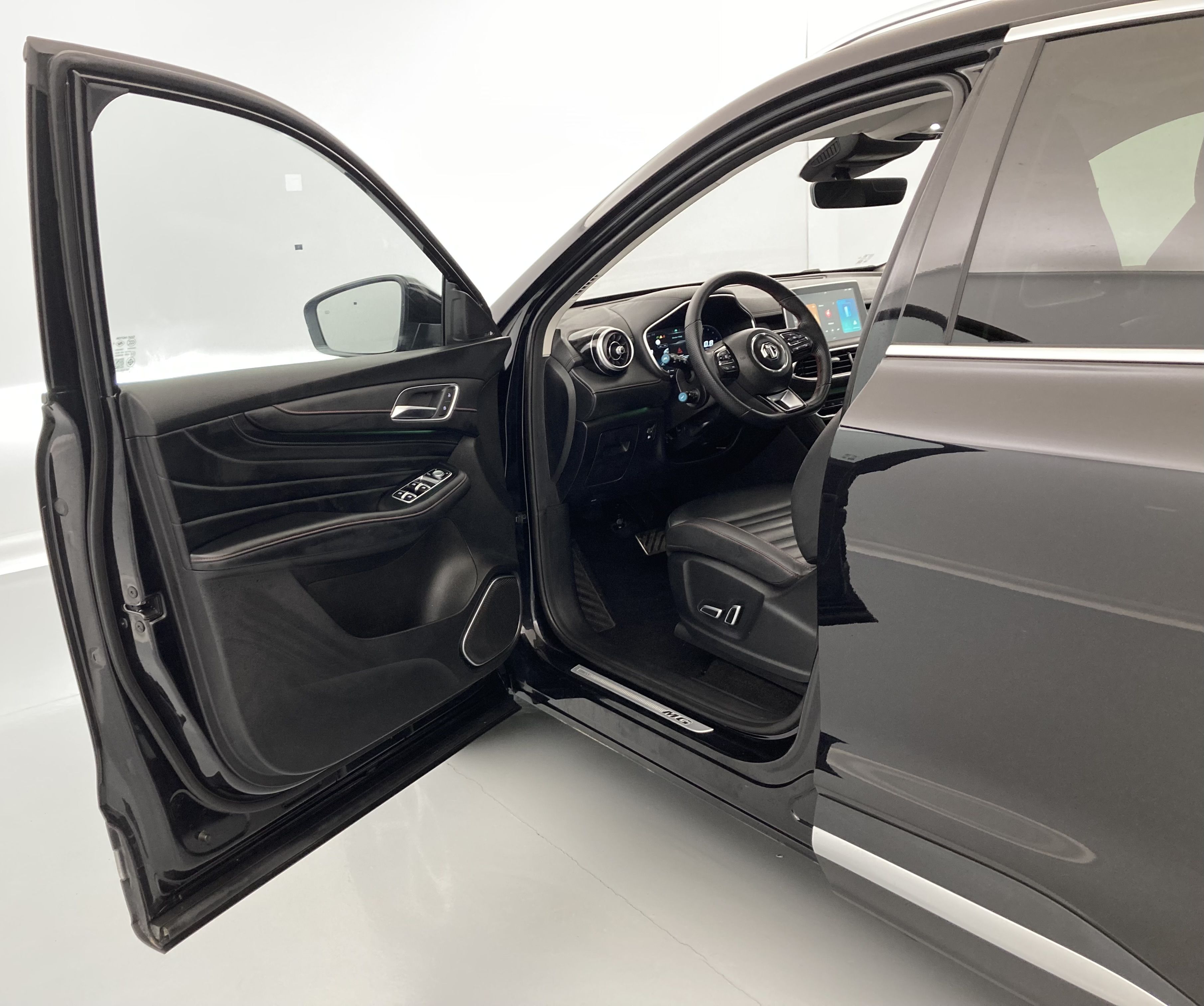 mg hs luxury 1.5 T-GDI 162 AT 2024 pebble black 20