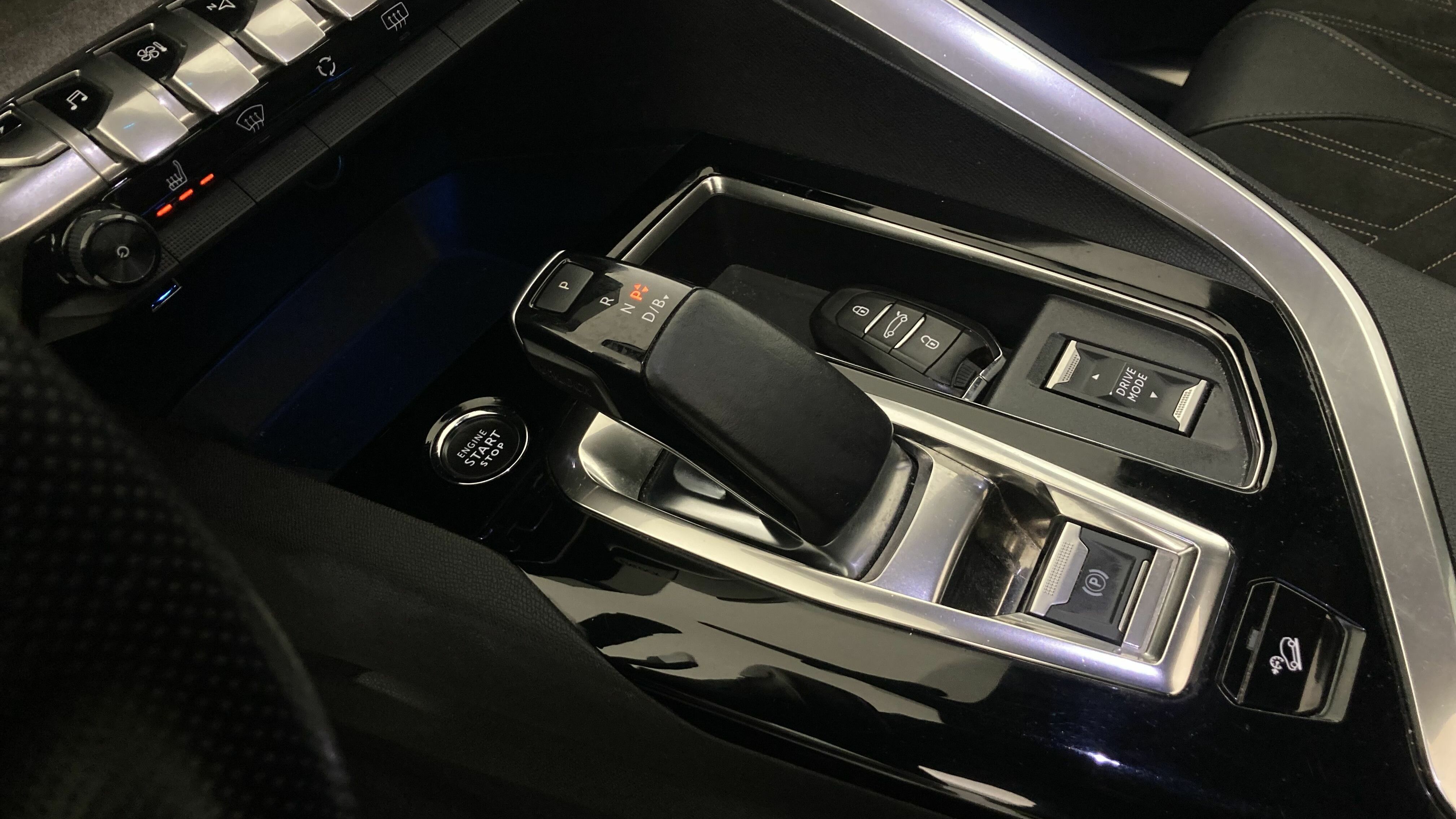 peugeot 3008 gt pack 1.6 HYBRID 300 EAT PHEV 2022 gris artense / negro 19