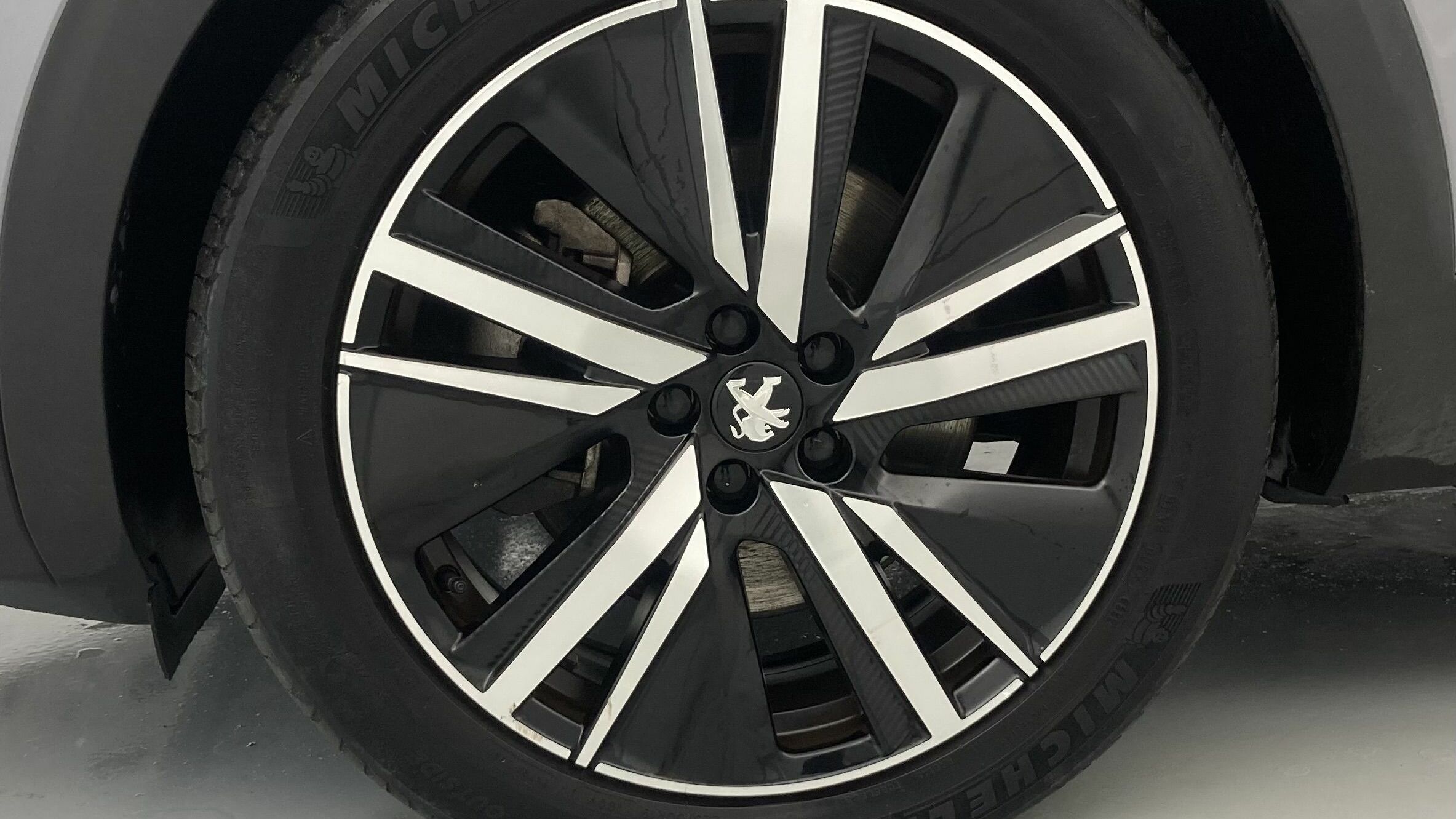 peugeot 3008 gt pack 1.6 HYBRID 300 EAT PHEV 2022 gris artense / negro 26