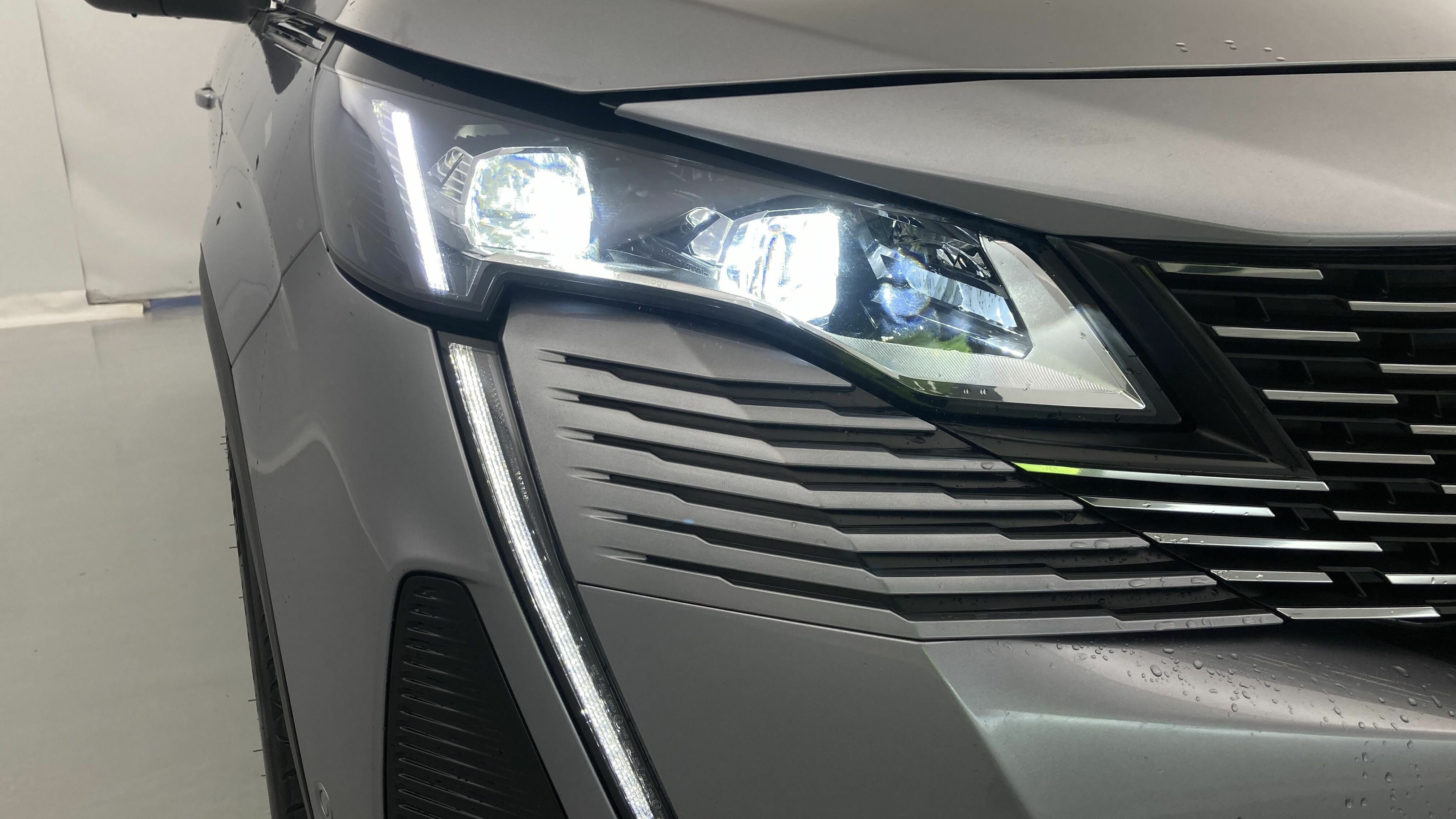 peugeot 3008 gt pack 1.6 HYBRID 300 EAT PHEV 2022 gris artense / negro 28