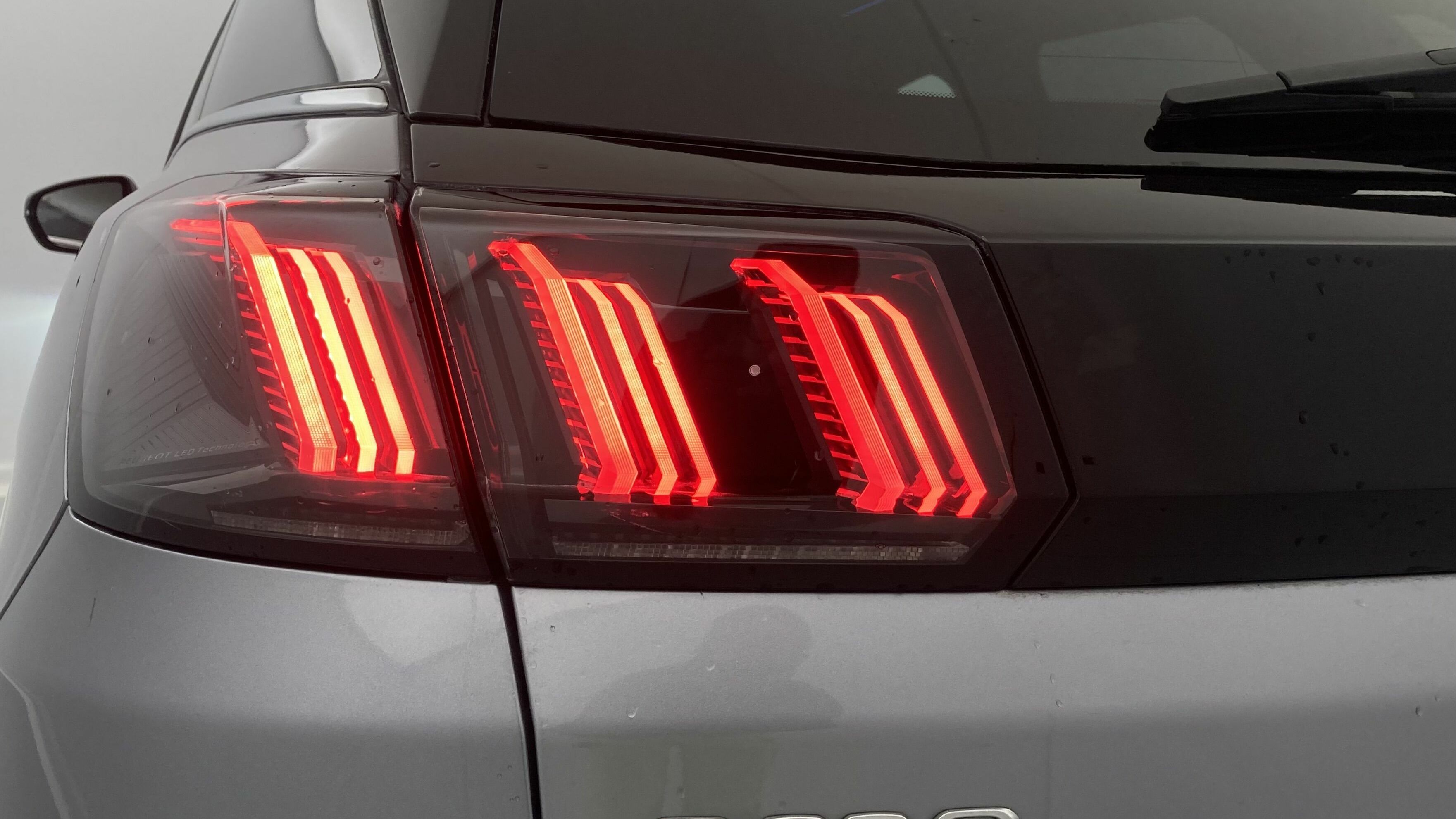 peugeot 3008 gt pack 1.6 HYBRID 300 EAT PHEV 2022 gris artense / negro 29