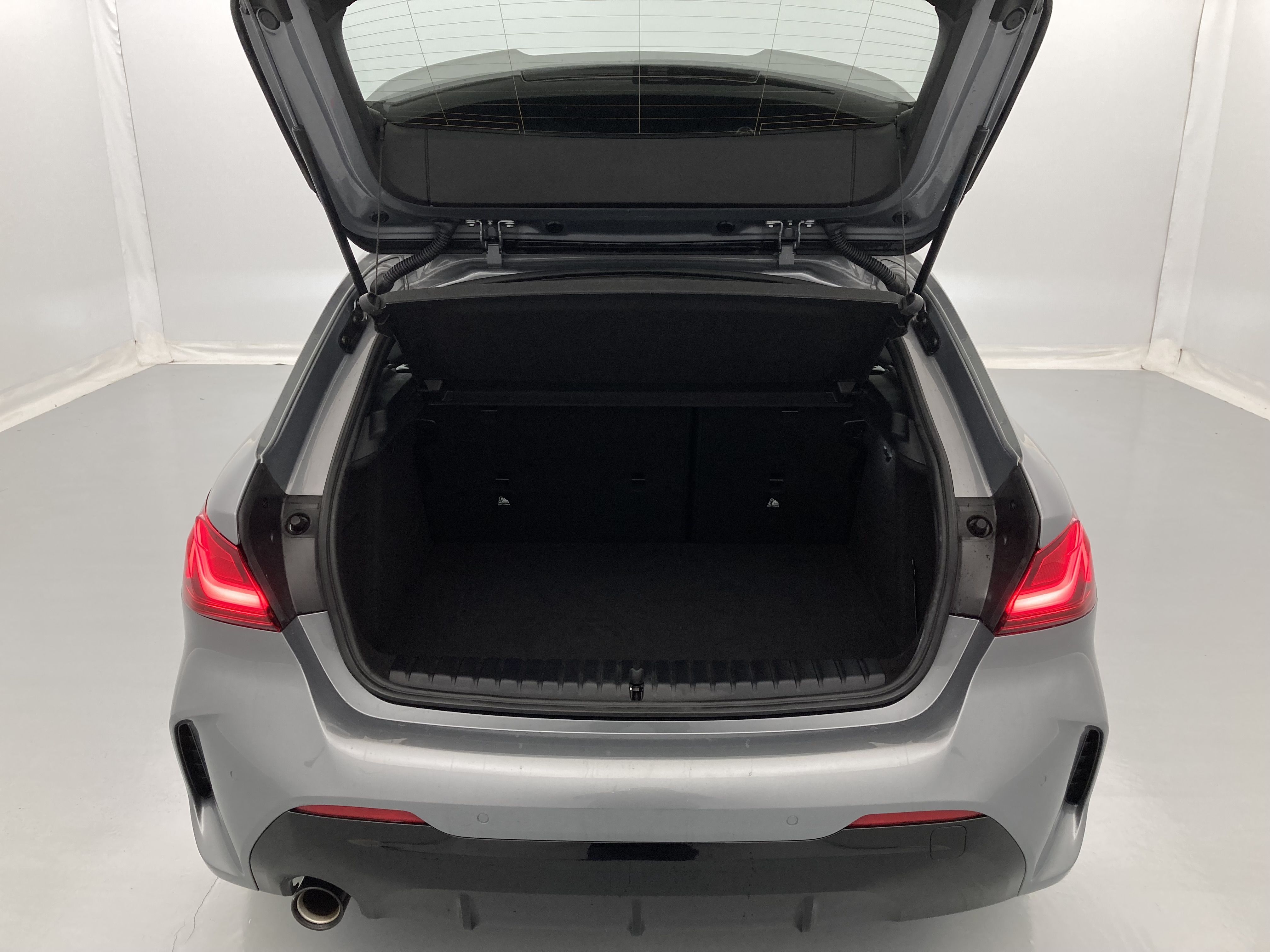 bmw serie 1 m sport colorvision 118I 136 STEPTRONIC 2024 skyscraper grau 26