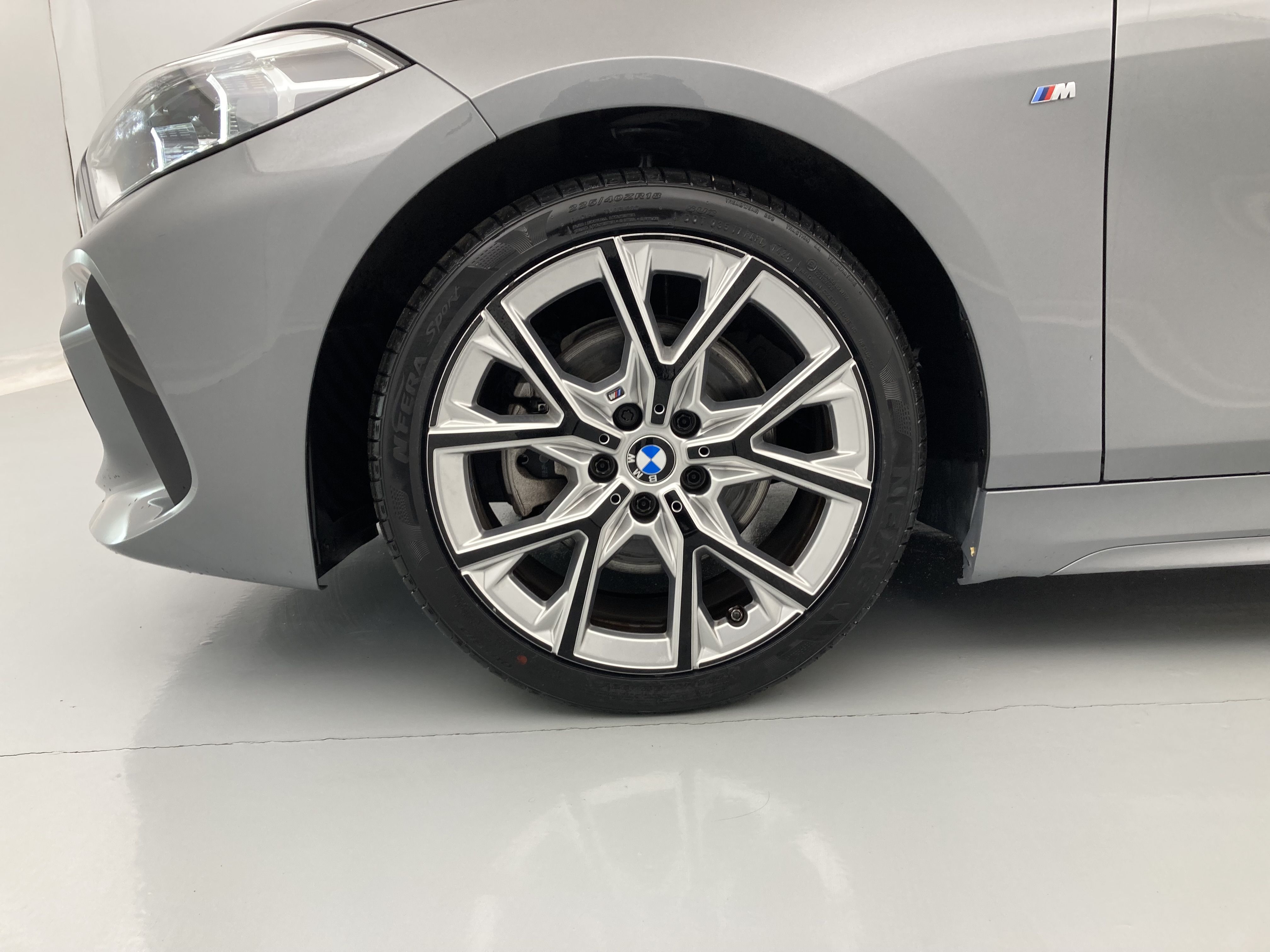 bmw serie 1 m sport colorvision 118I 136 STEPTRONIC 2024 skyscraper grau 29