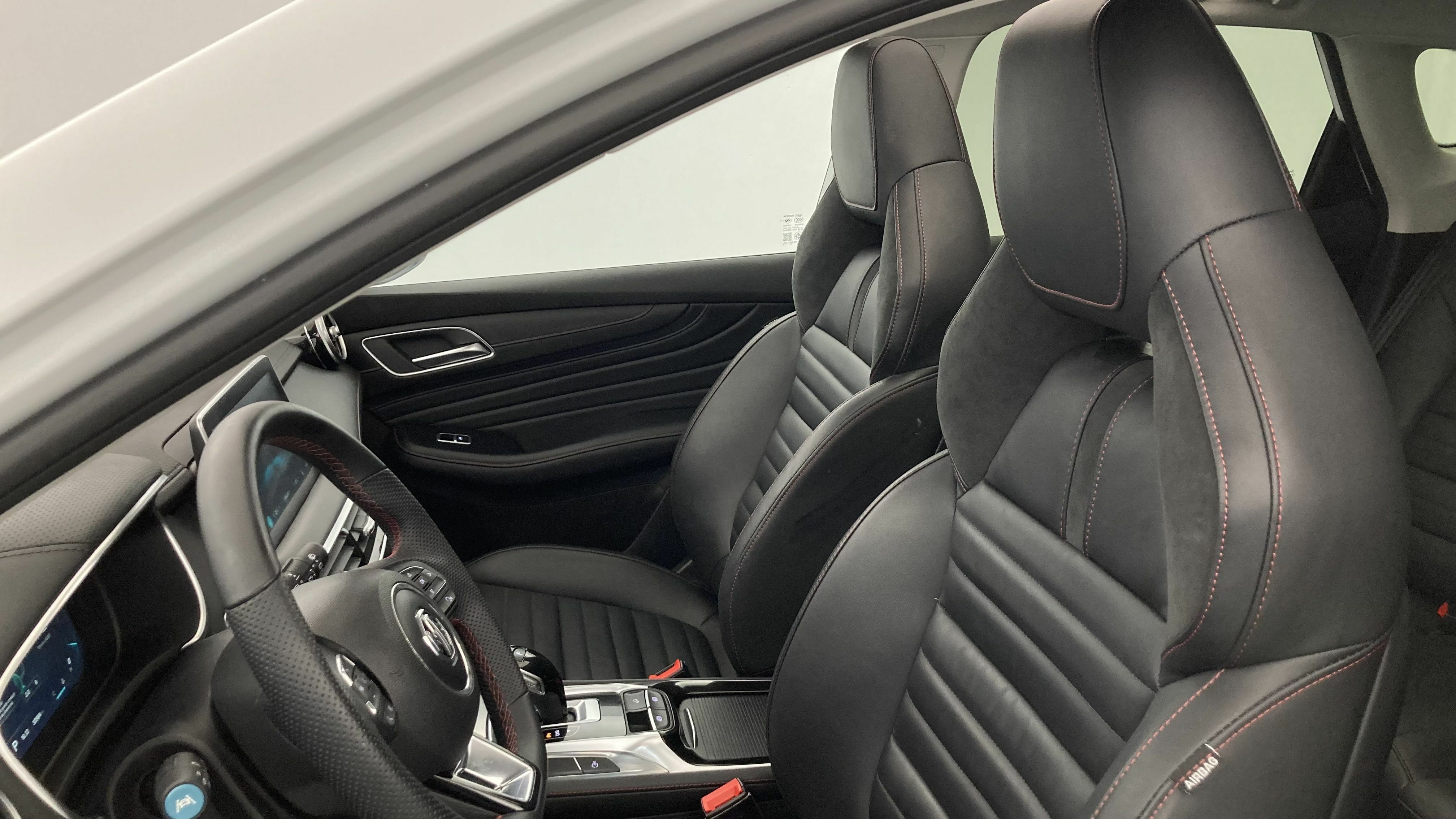 mg hs luxury 1.5 T-GDI 162 AT 2024 dover white 13