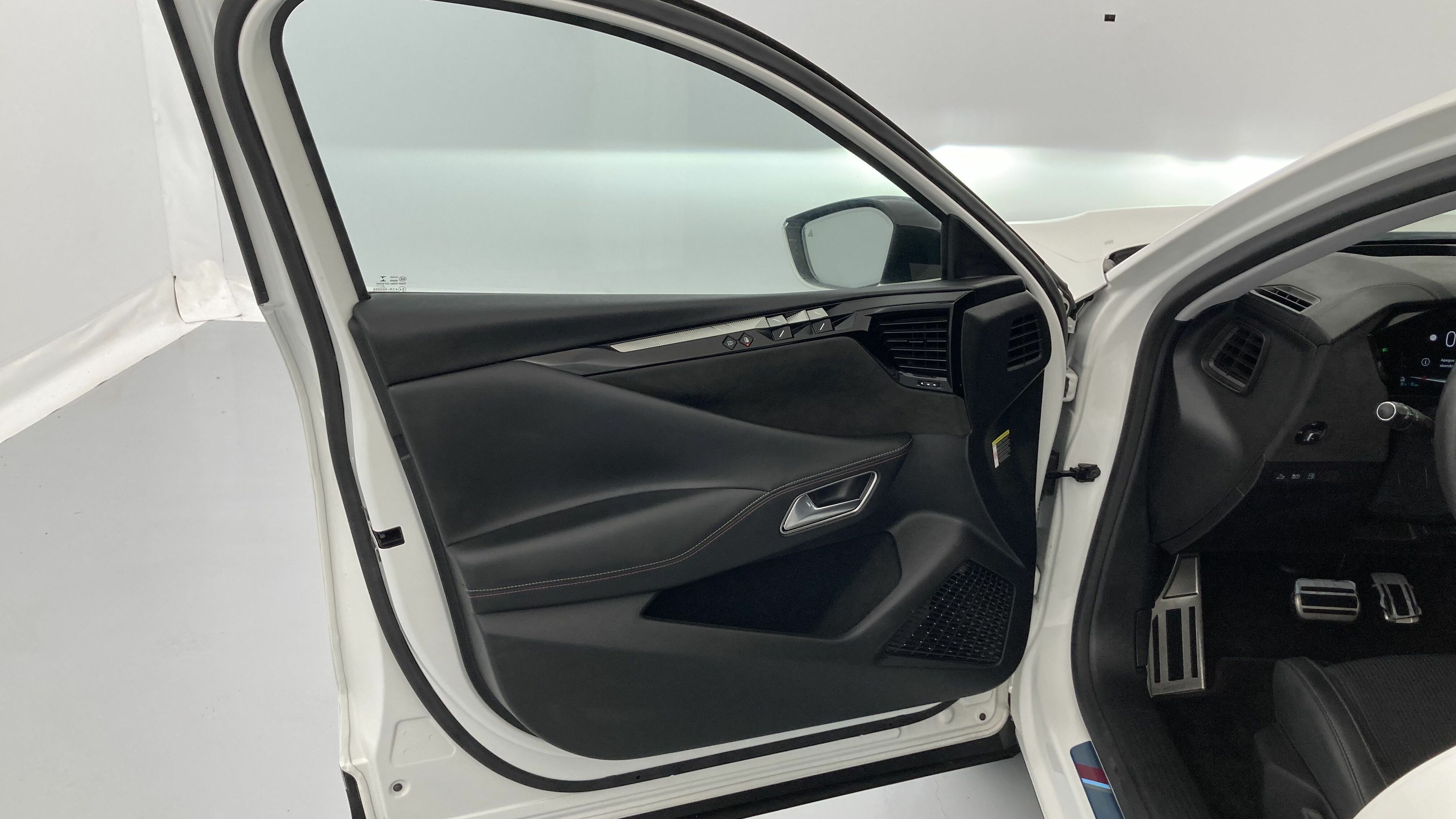 ds ds4 performance line + E-TENSE 225 CA 2022 blanco nacarado 11