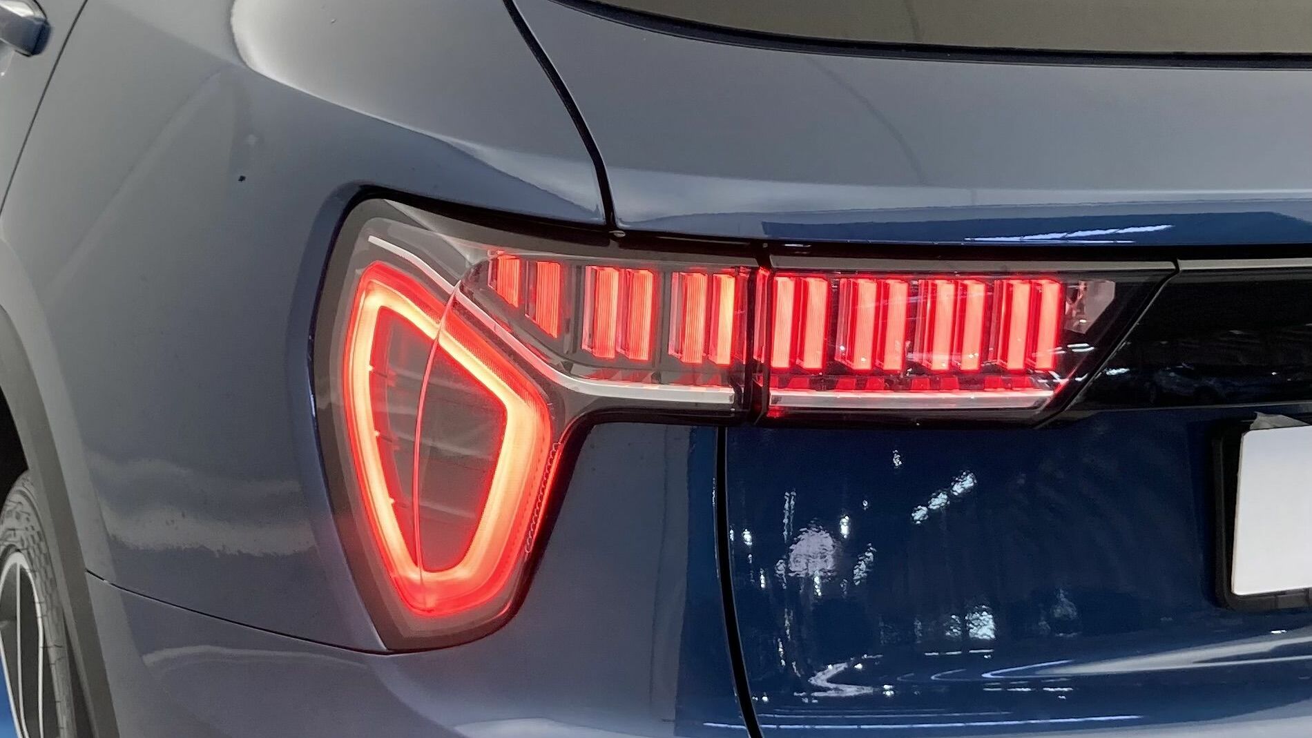 lynk&co 1 nv 1.5 PHEV 261 2022 blue 24