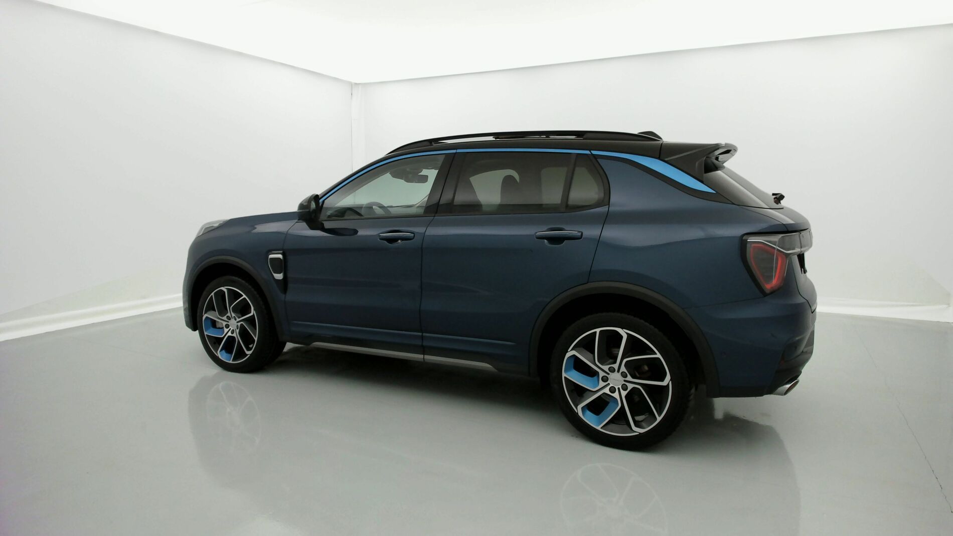 lynk&co 1 nv 1.5 PHEV 261 2022 blue 4