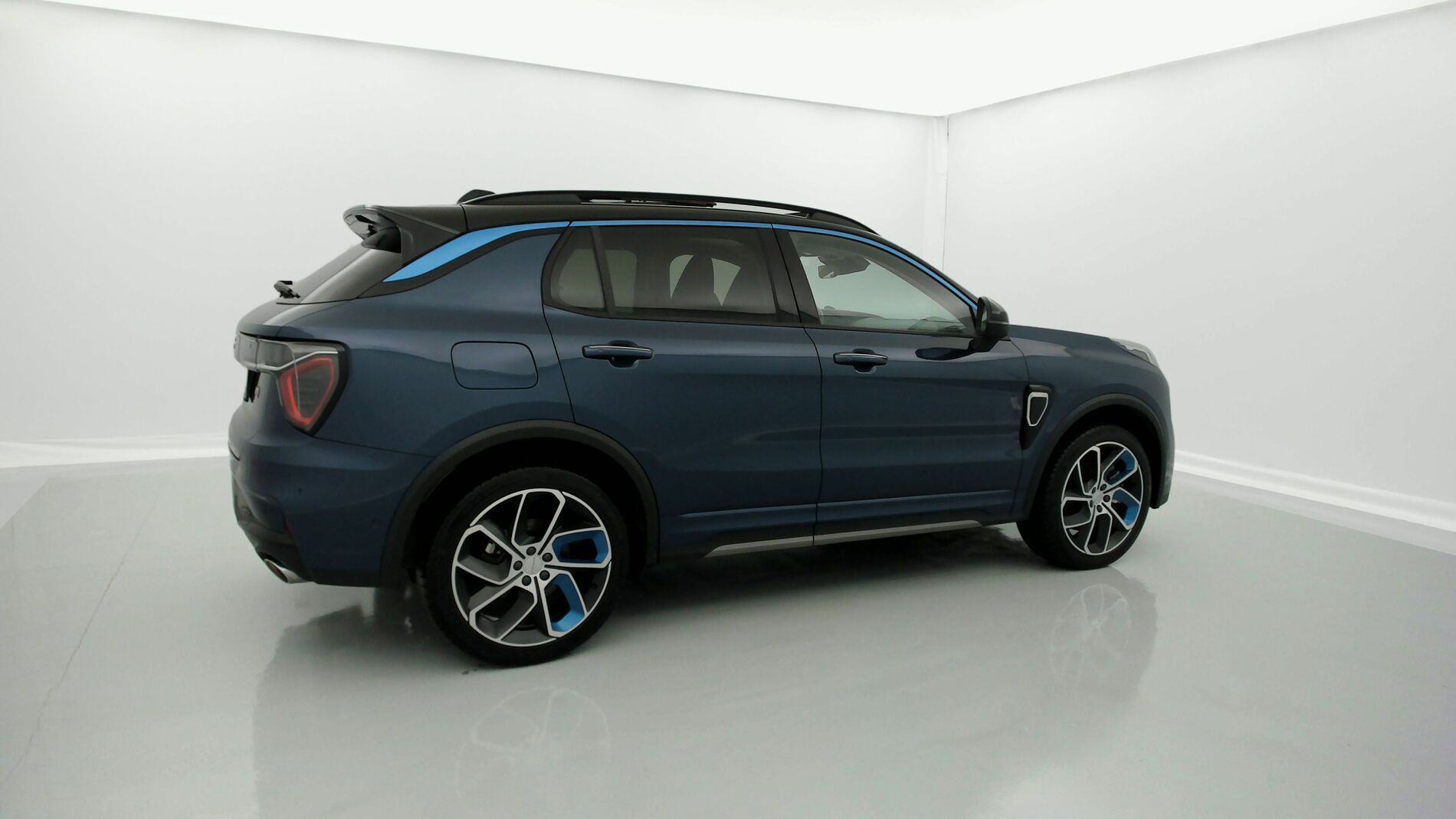 lynk&co 1 nv 1.5 PHEV 261 2022 blue 10