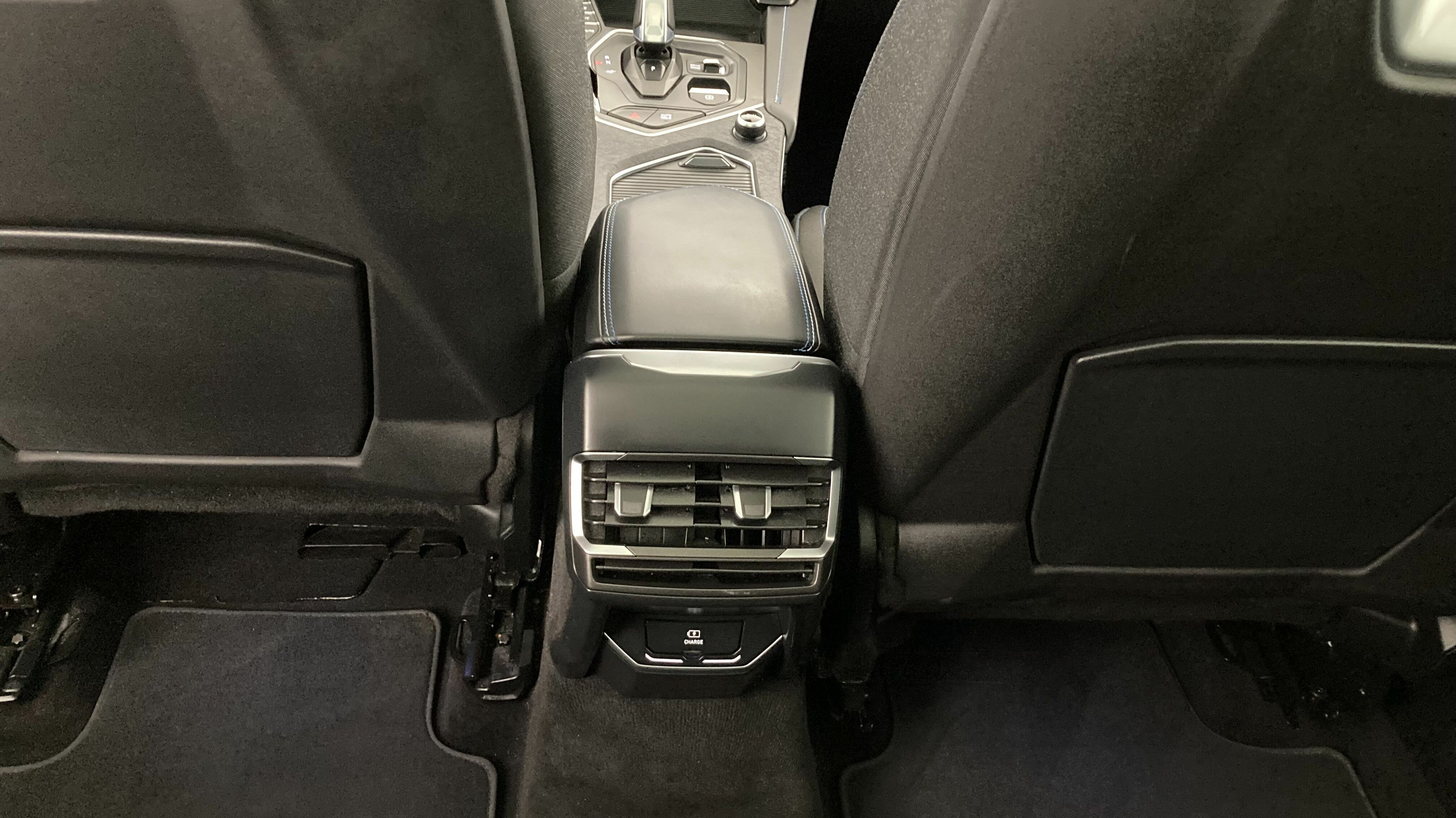 lynk&co 1 nv 1.5 PHEV 261 2022 blue 23