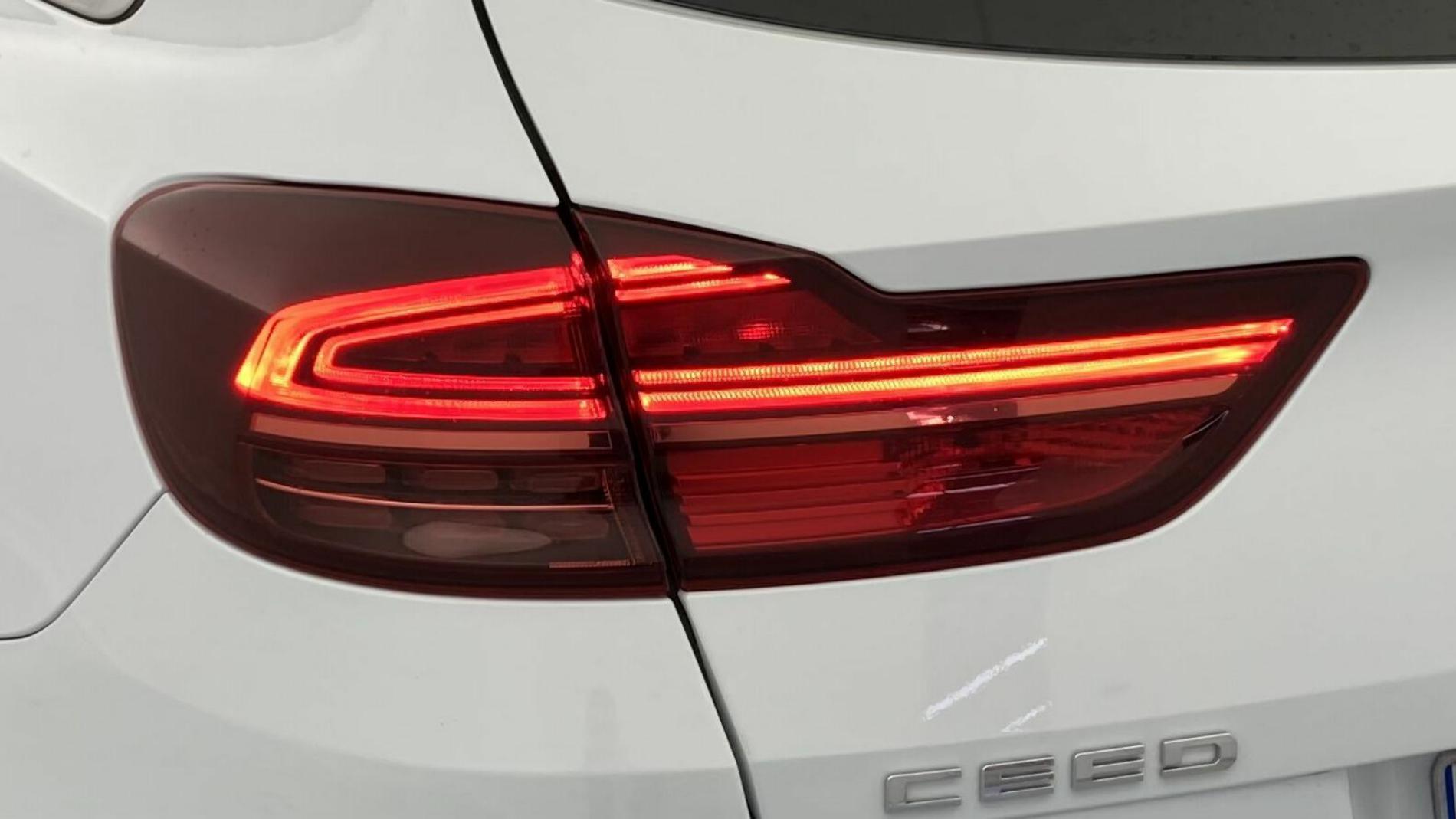 kia ceed tourer etech 1.6 PHEV 141 2021 cararraweiss 29