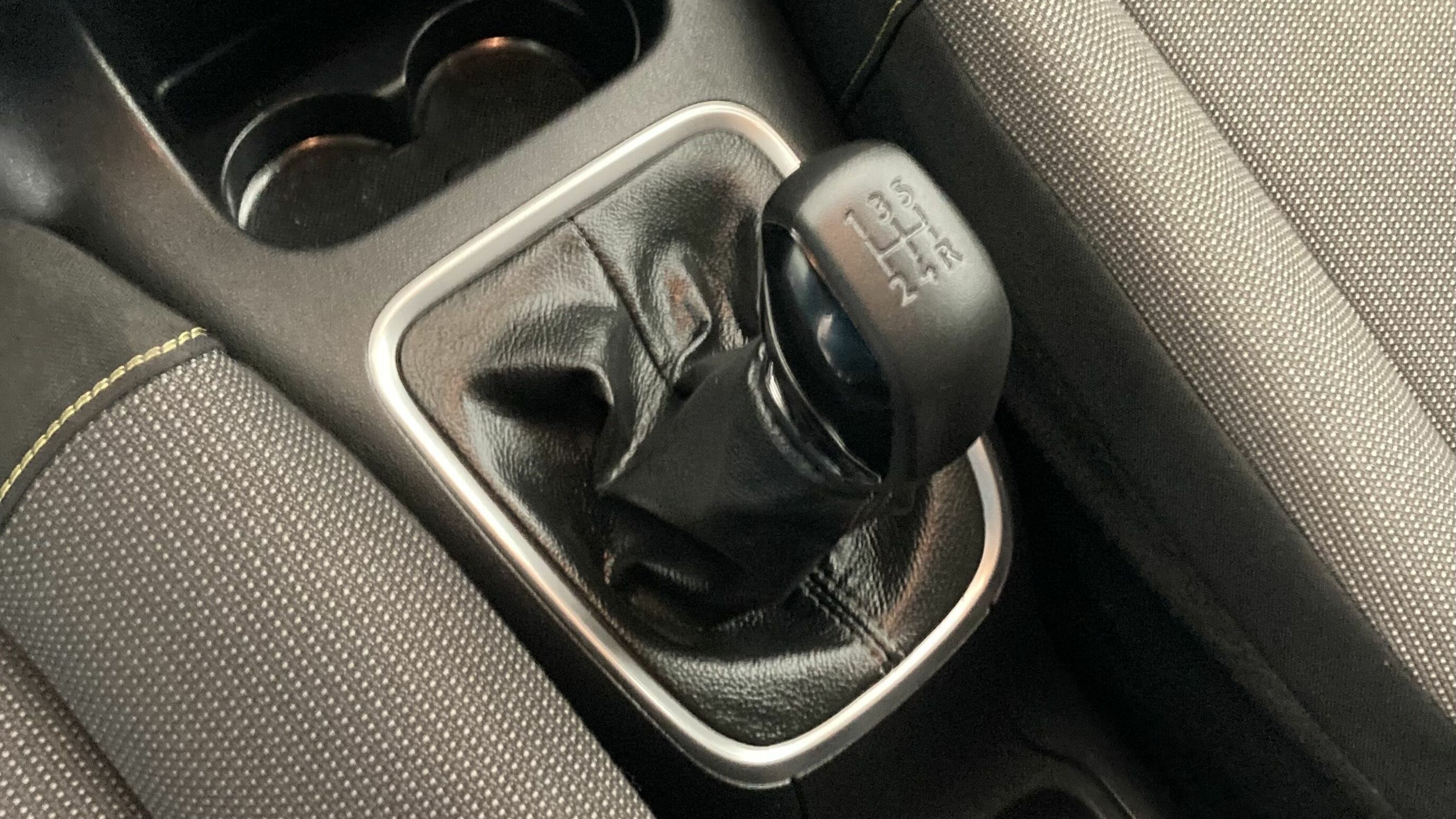 citroen c3 shine 1.2 PURETECH 83 2023 negro perla nera / blanco 16