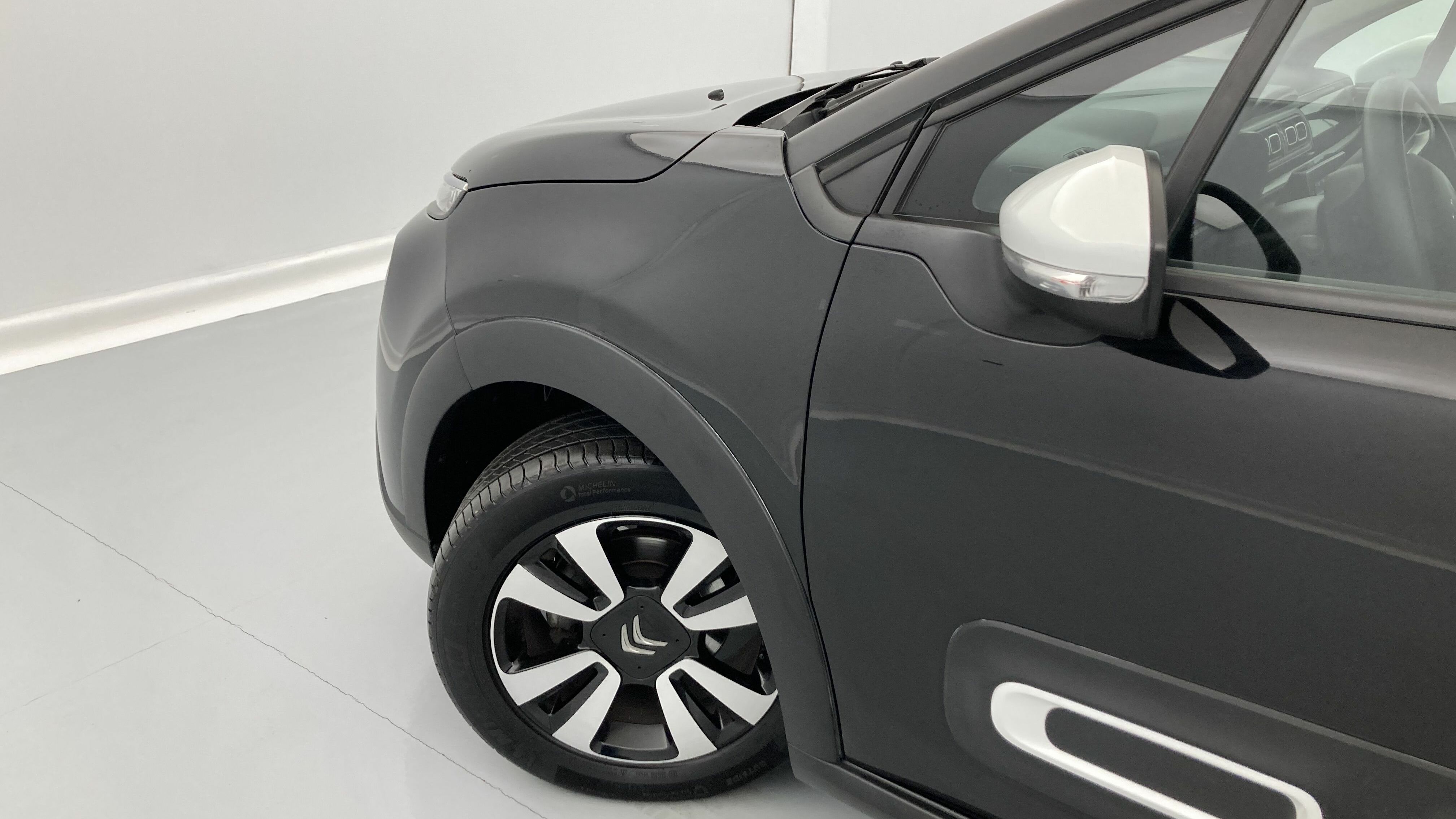 citroen c3 shine 1.2 PURETECH 83 2023 negro perla nera / blanco 22