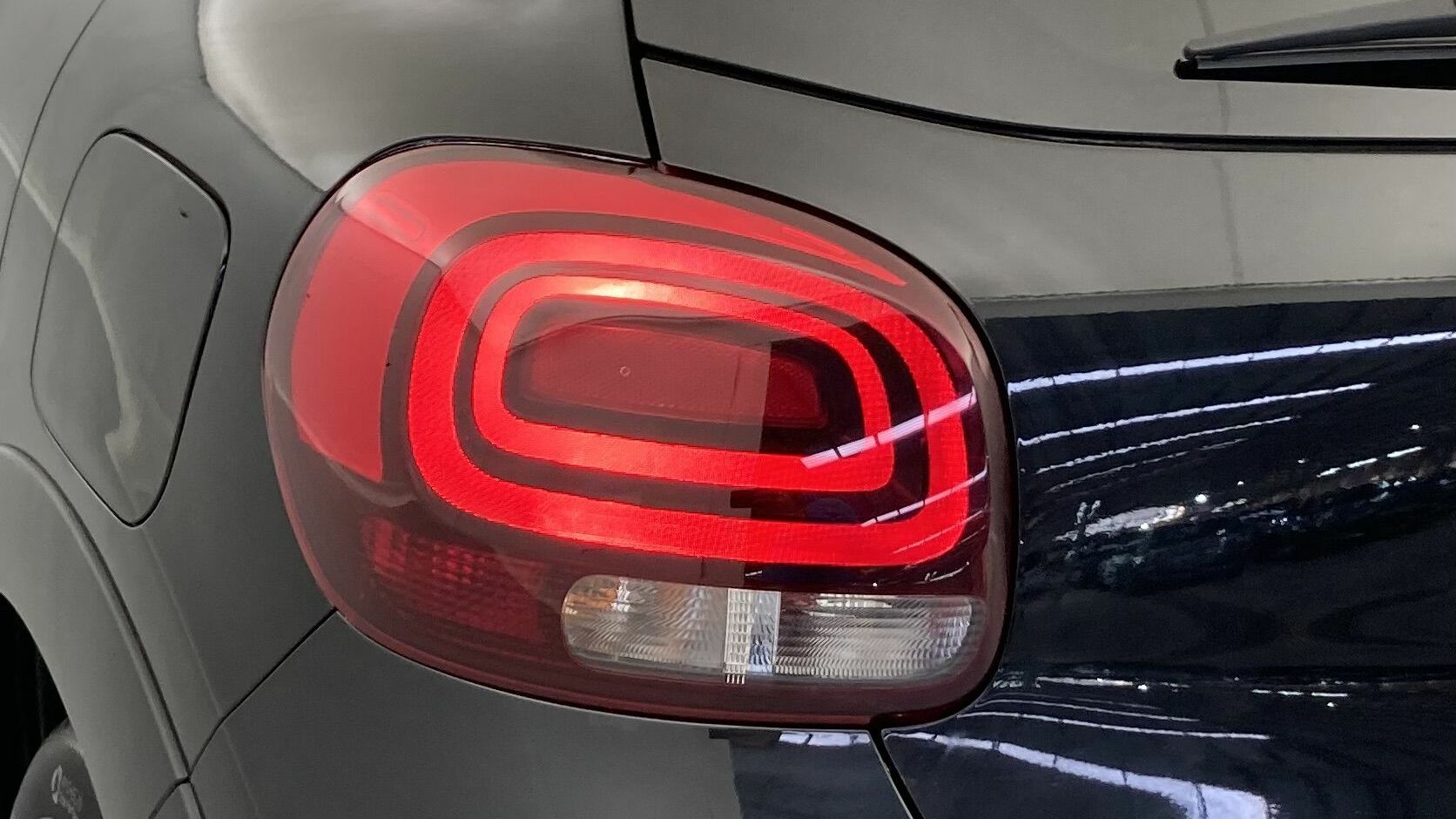 citroen c3 shine 1.2 PURETECH 83 2023 negro perla nera / blanco 24